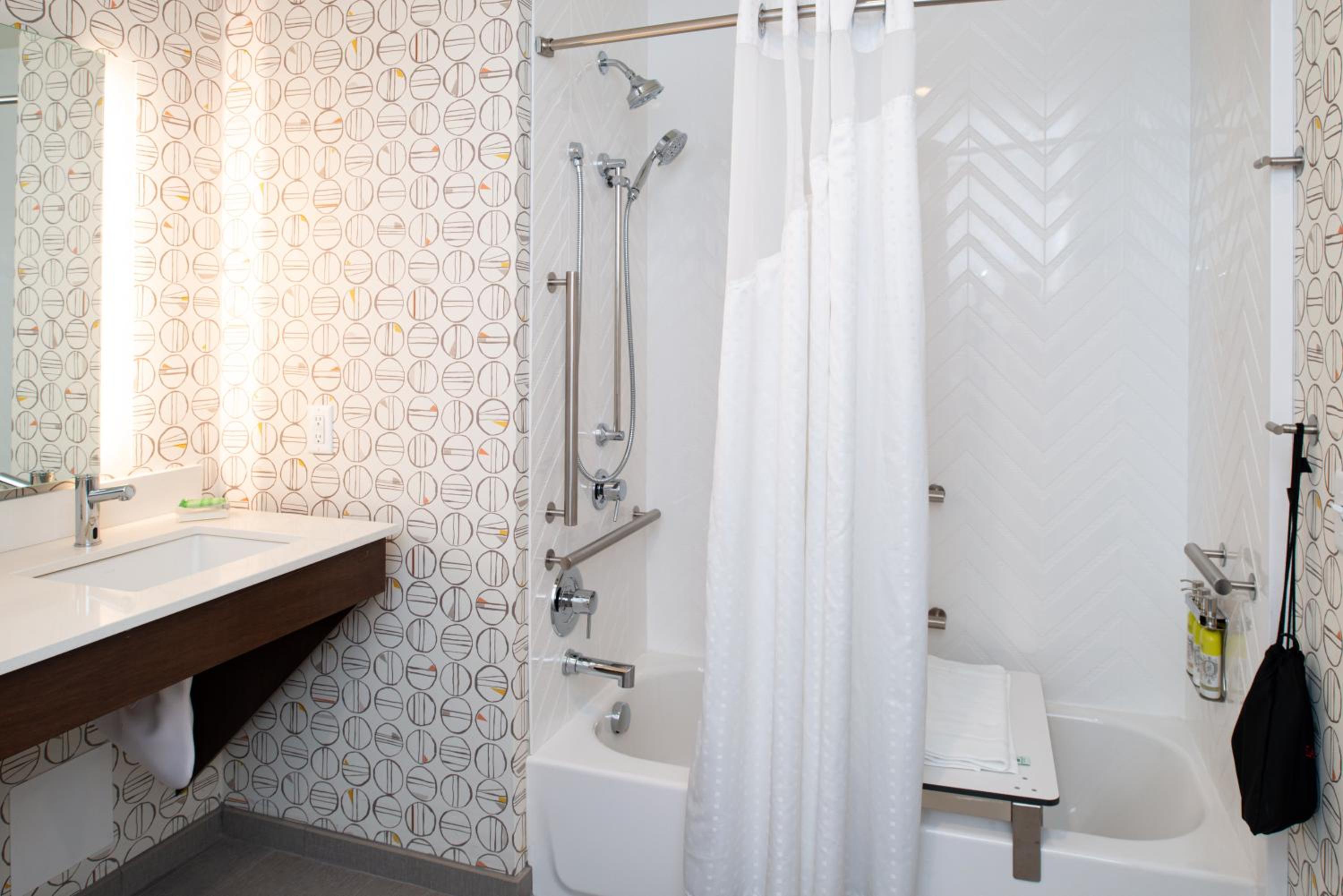 Standard Queen Room with Two Queen Beds and Tub - Mobility/Communications Accessible - Photo 5