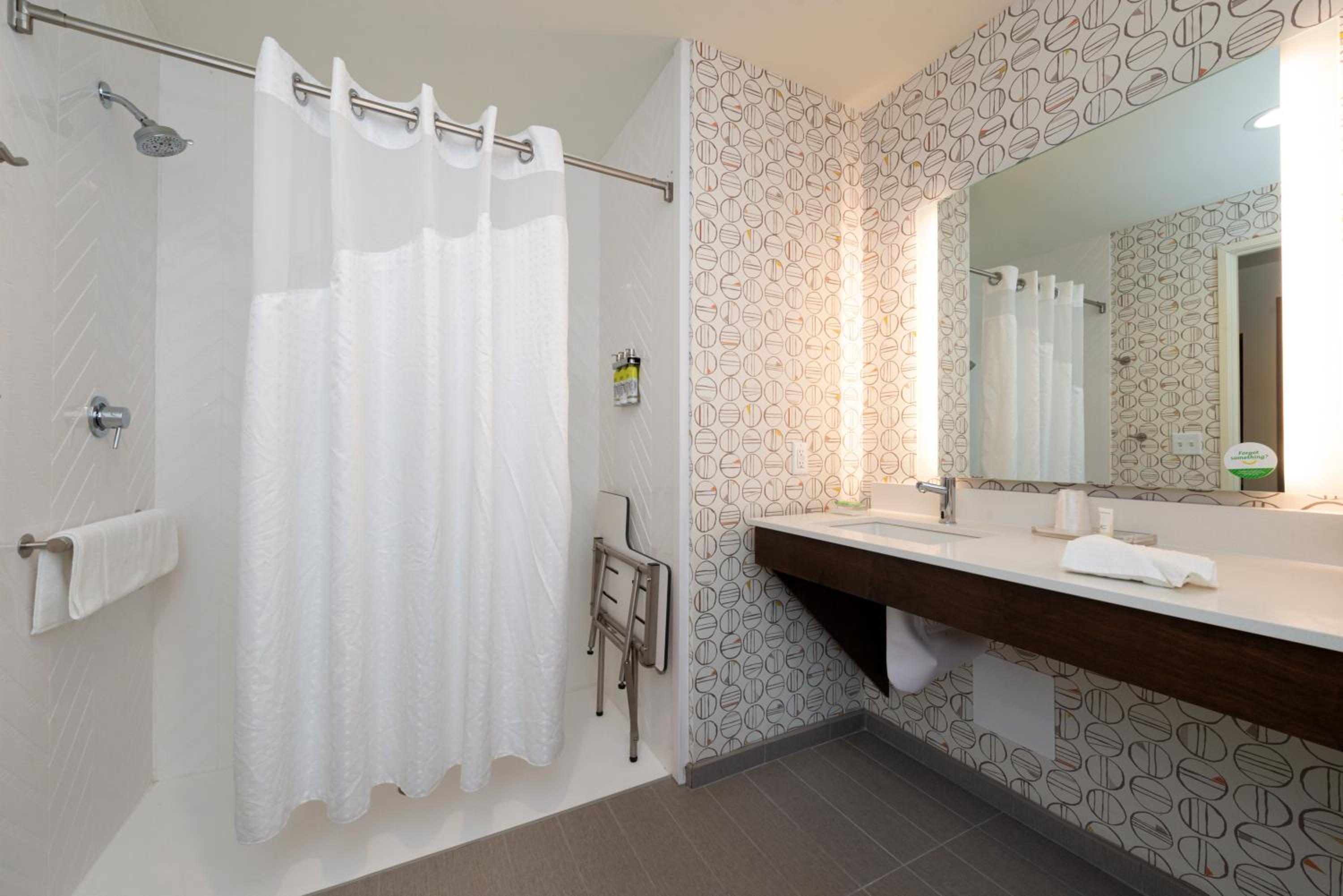Standard Queen Room with Two Queen Beds and Mobility Accessible Roll-In Shower - Photo 5