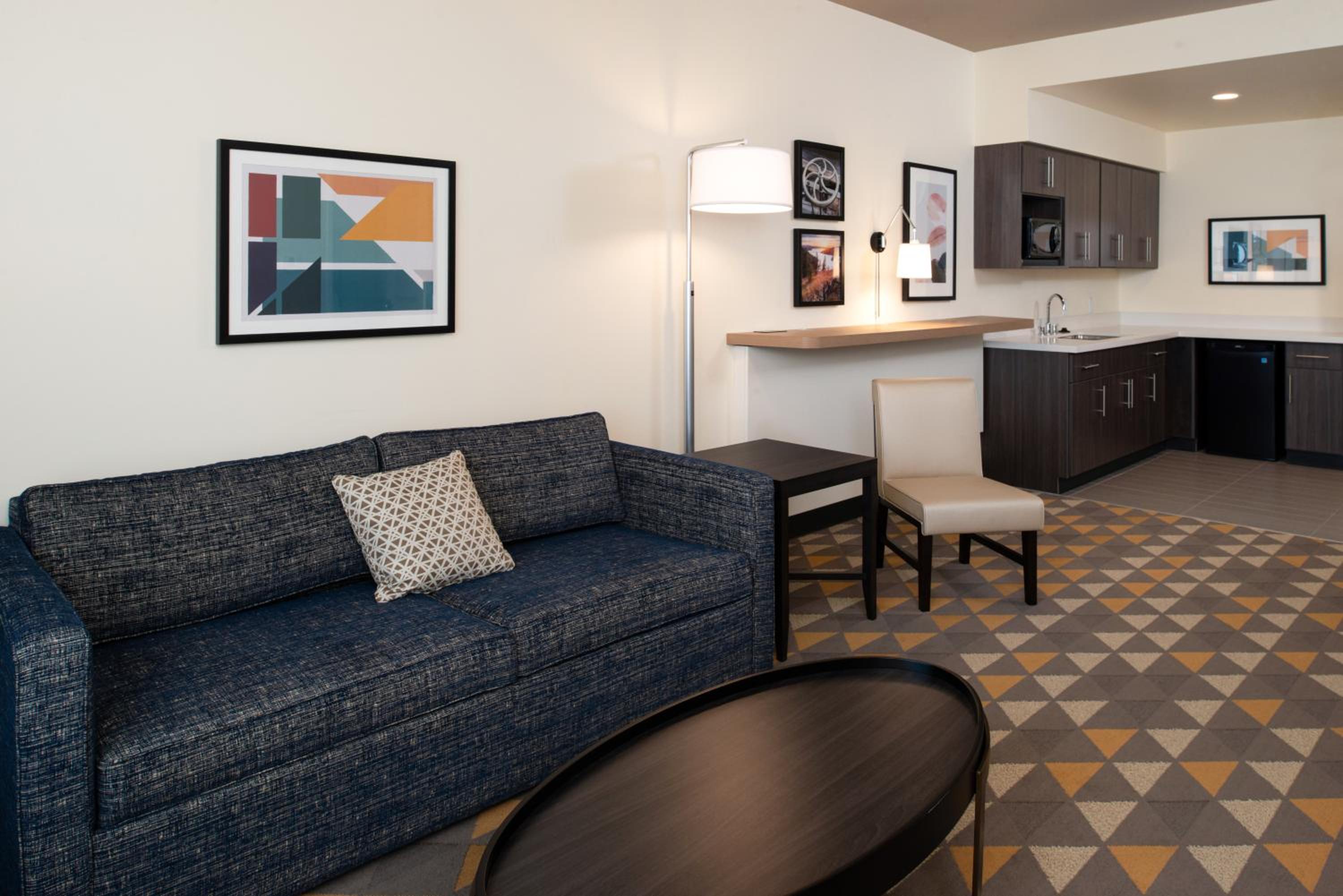 One-Bedroom Queen Suite photo 2