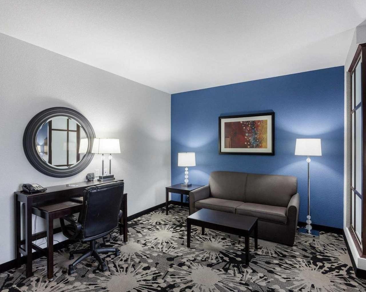King Suite - Accessible/Non-Smoking photo 1
