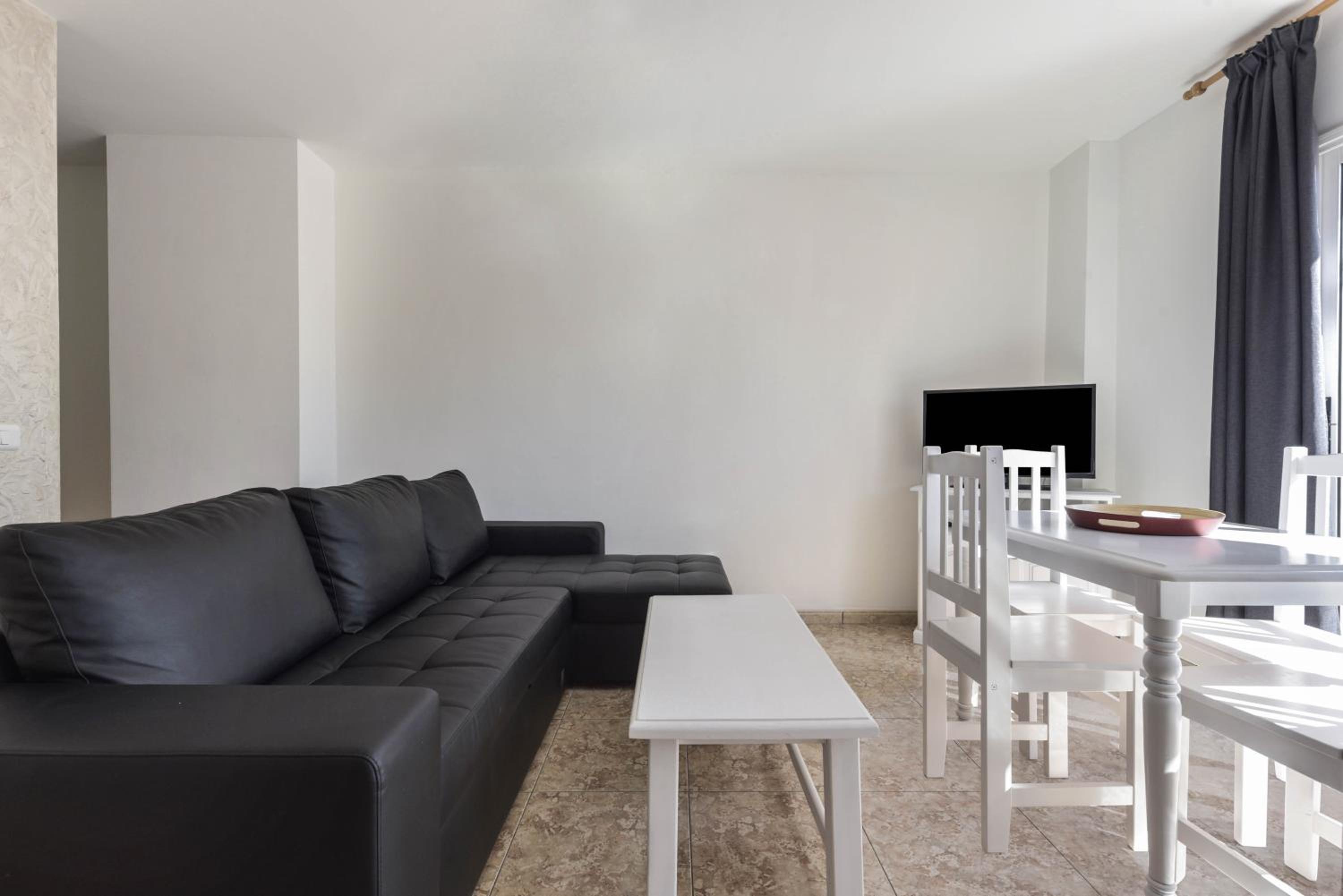 Two-Bedroom Deluxe Apartment with Ocean View thumbnail 5