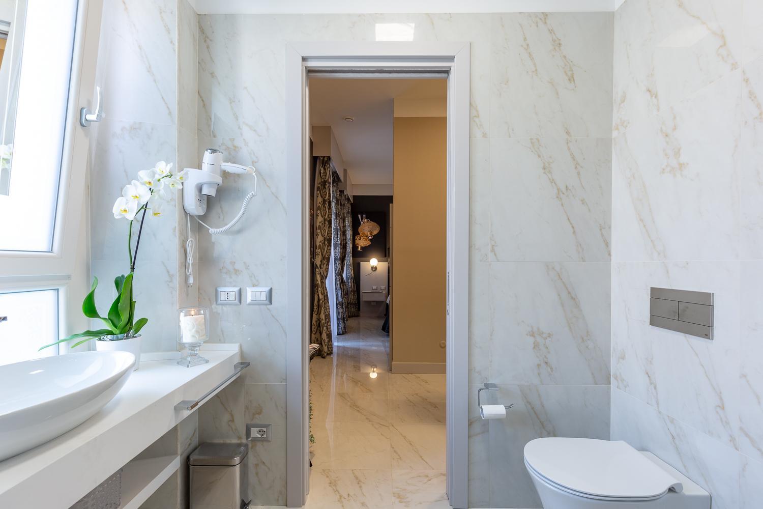 Deluxe Double or Twin Room with Balcony - Photo 4