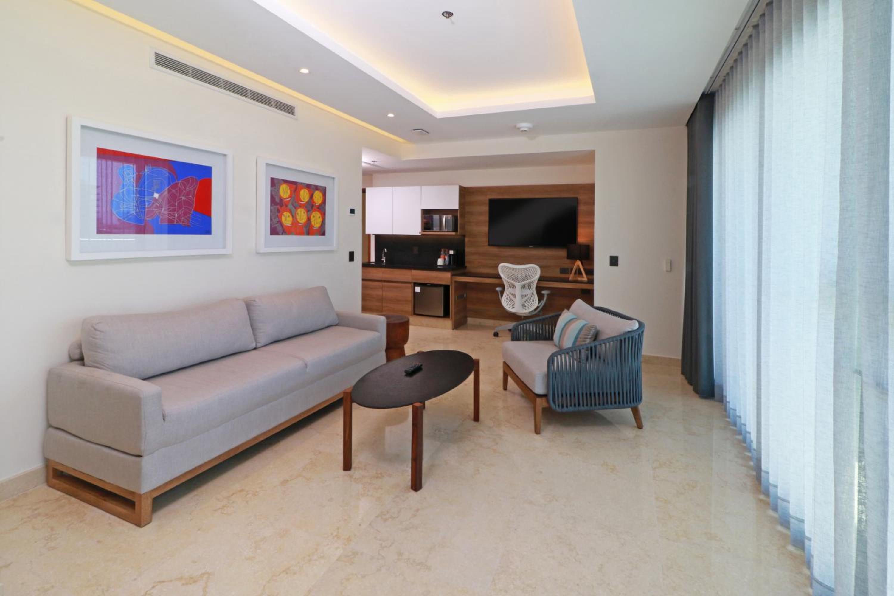 King Suite with City View - Photo 4