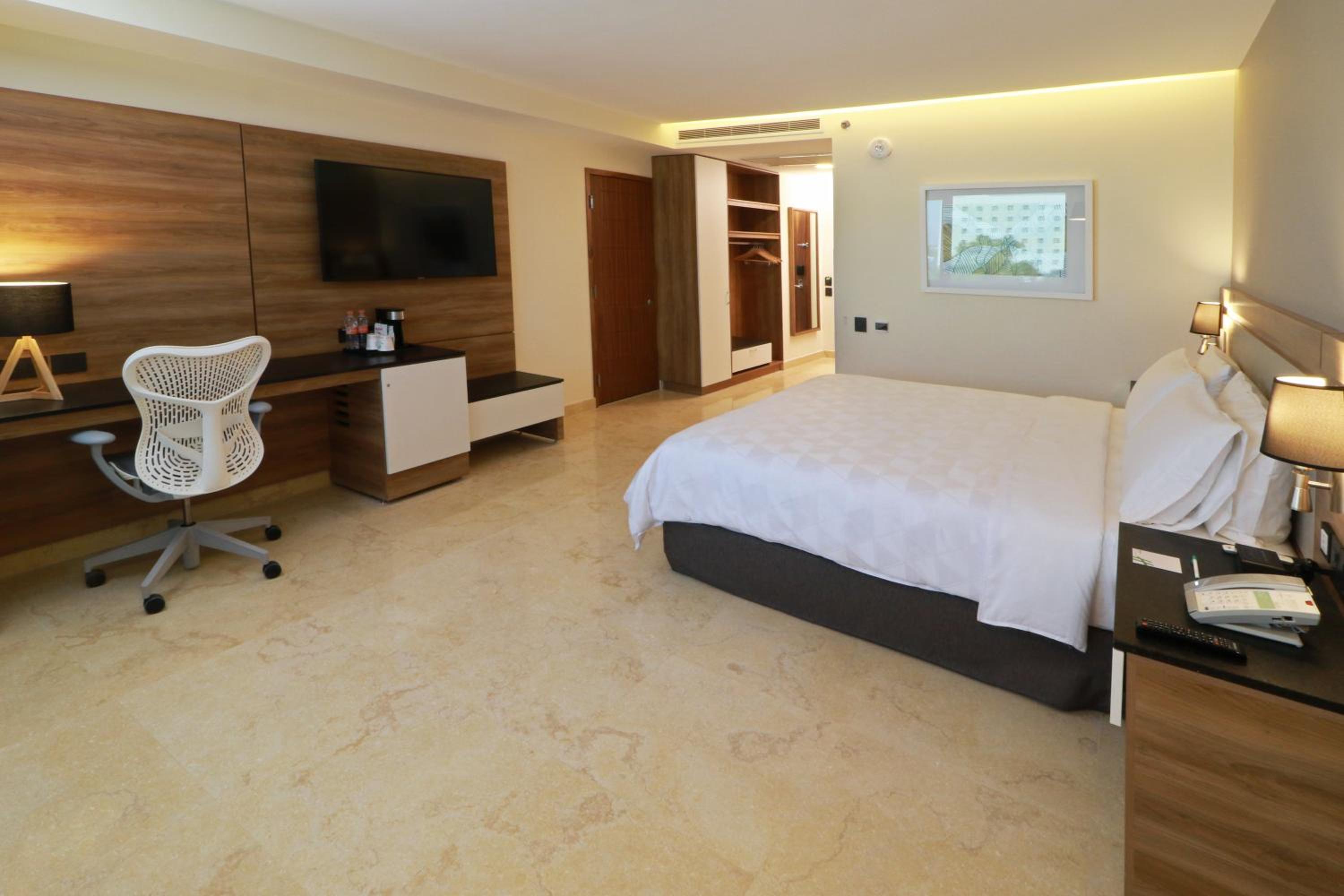 Standard King Room - Accessible - Photo 5