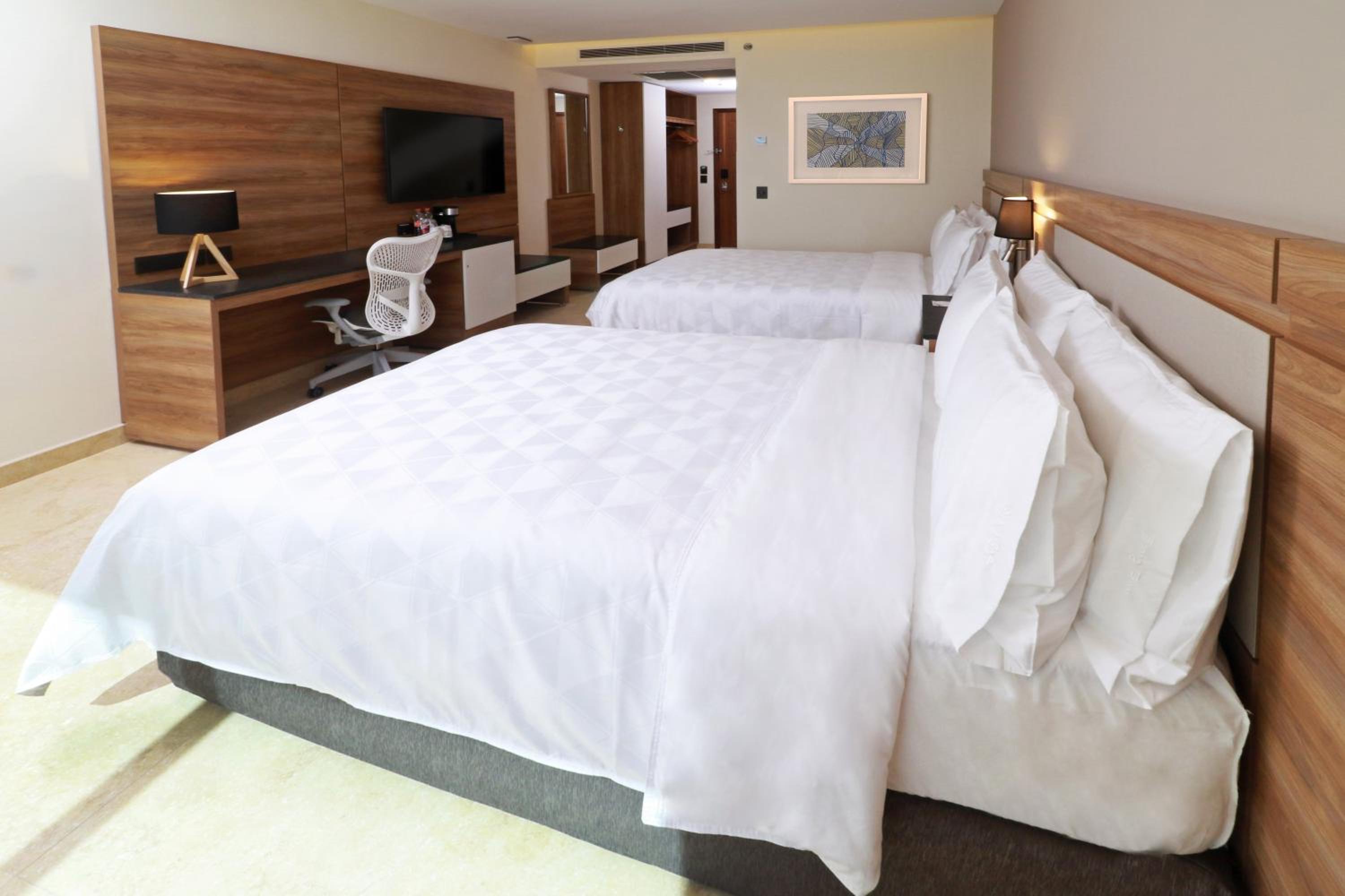 Standard Queen Room with Two Queen Beds and Terrace - Photo 2