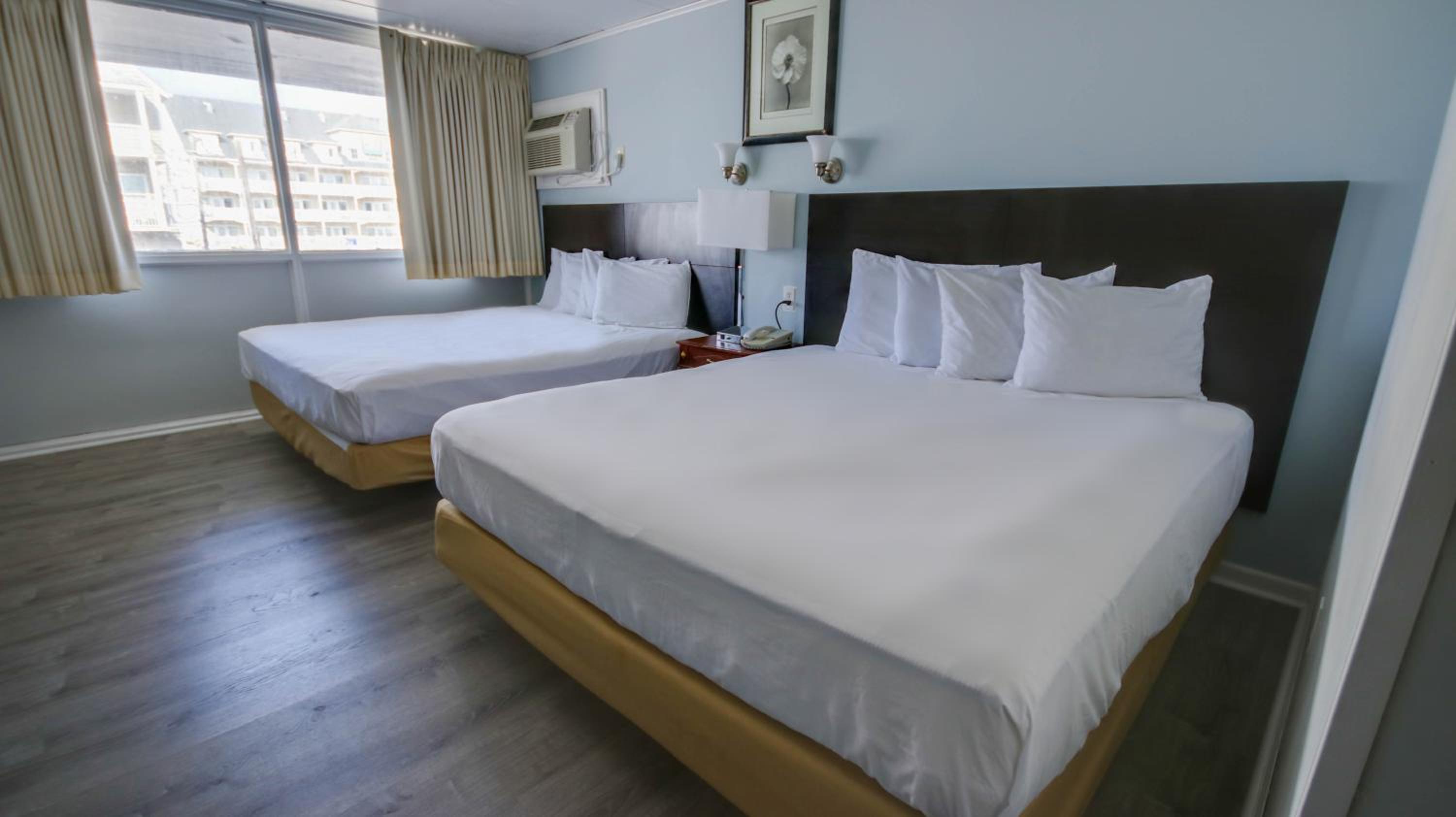 Double Room with Two King Beds with Balcony - Street View photo 2