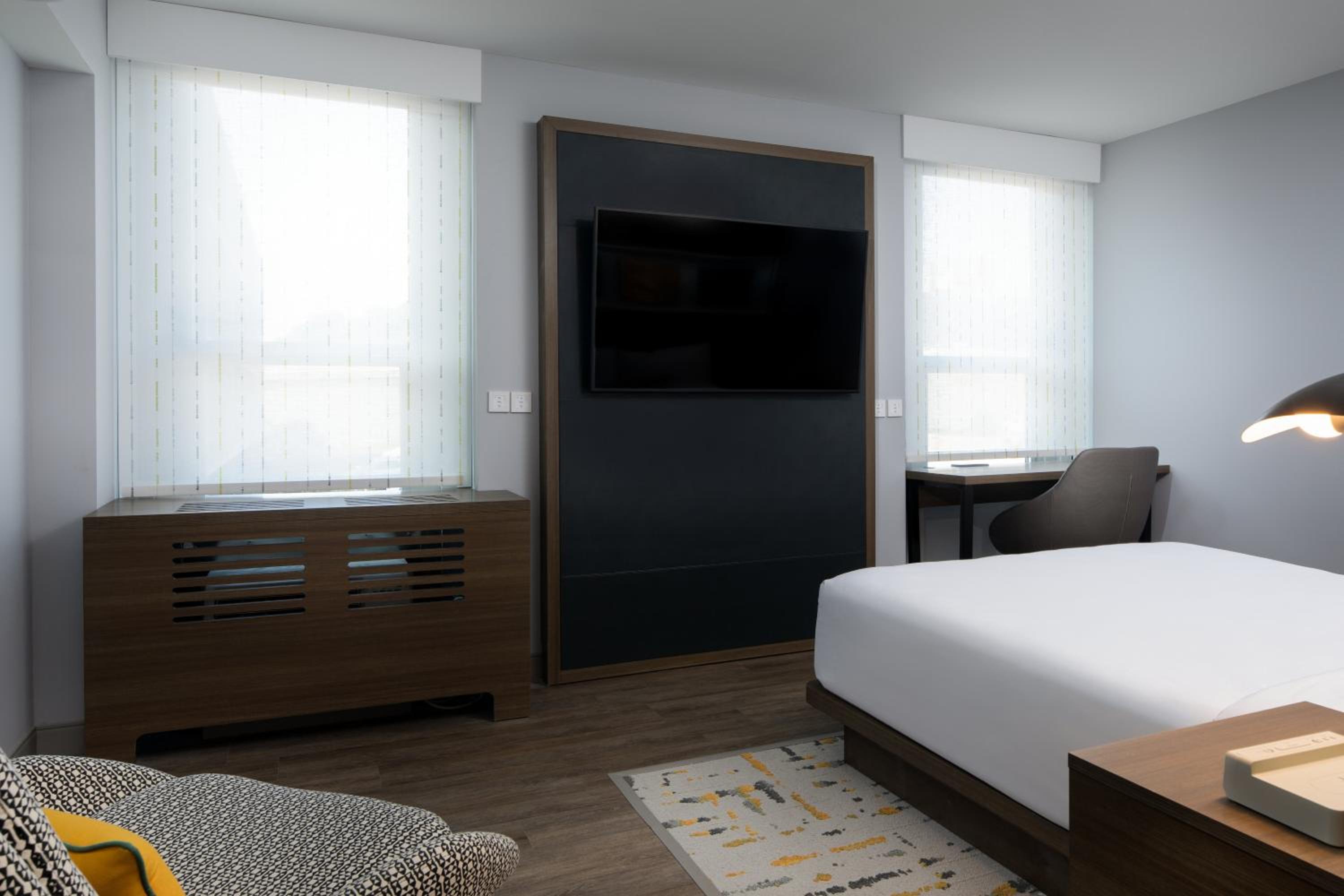 Standard Queen Room with Mobility Accessible Roll-In Shower - Photo 3
