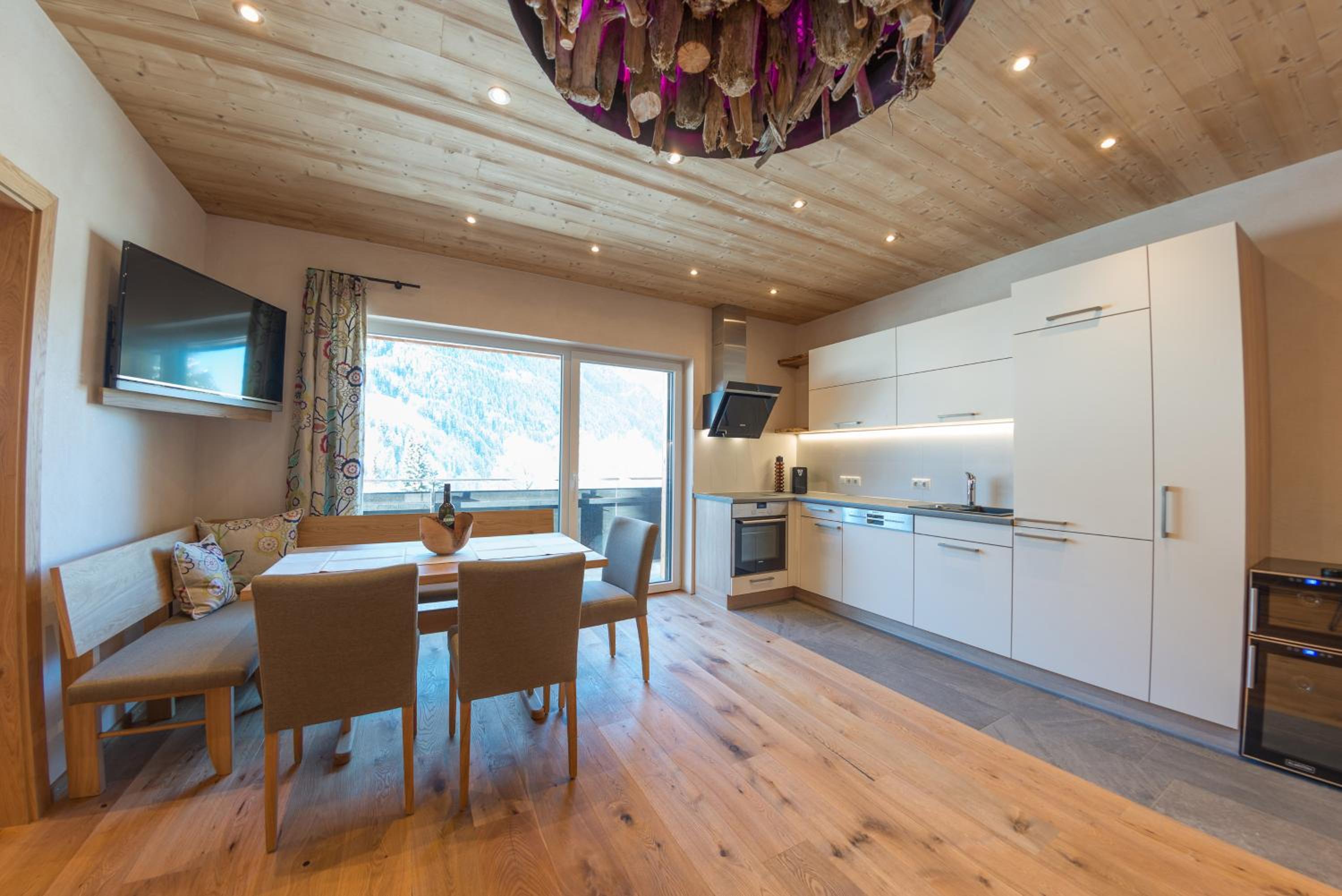 Apartment with Mountain View photo 2