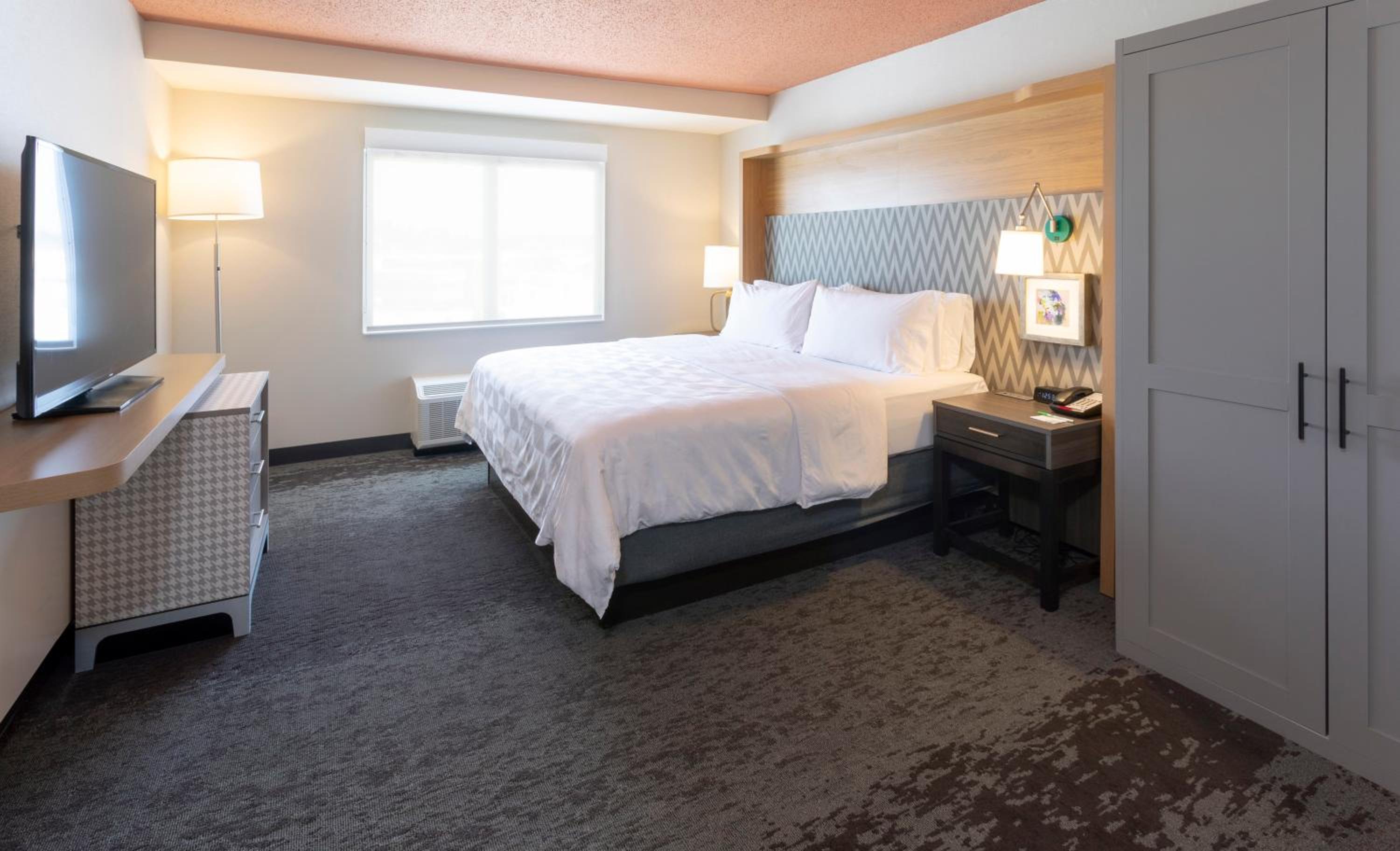 One-Bedroom King Suite with Walk-In Shower - Photo 4
