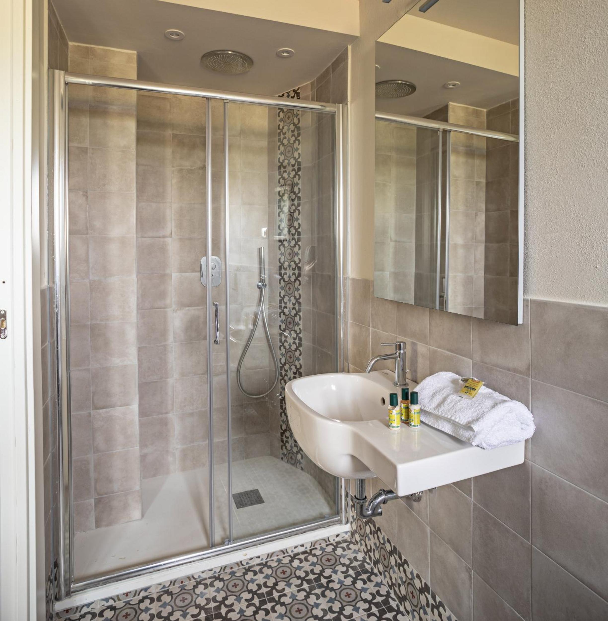 Double or Twin Room with Bathroom - Photo 2
