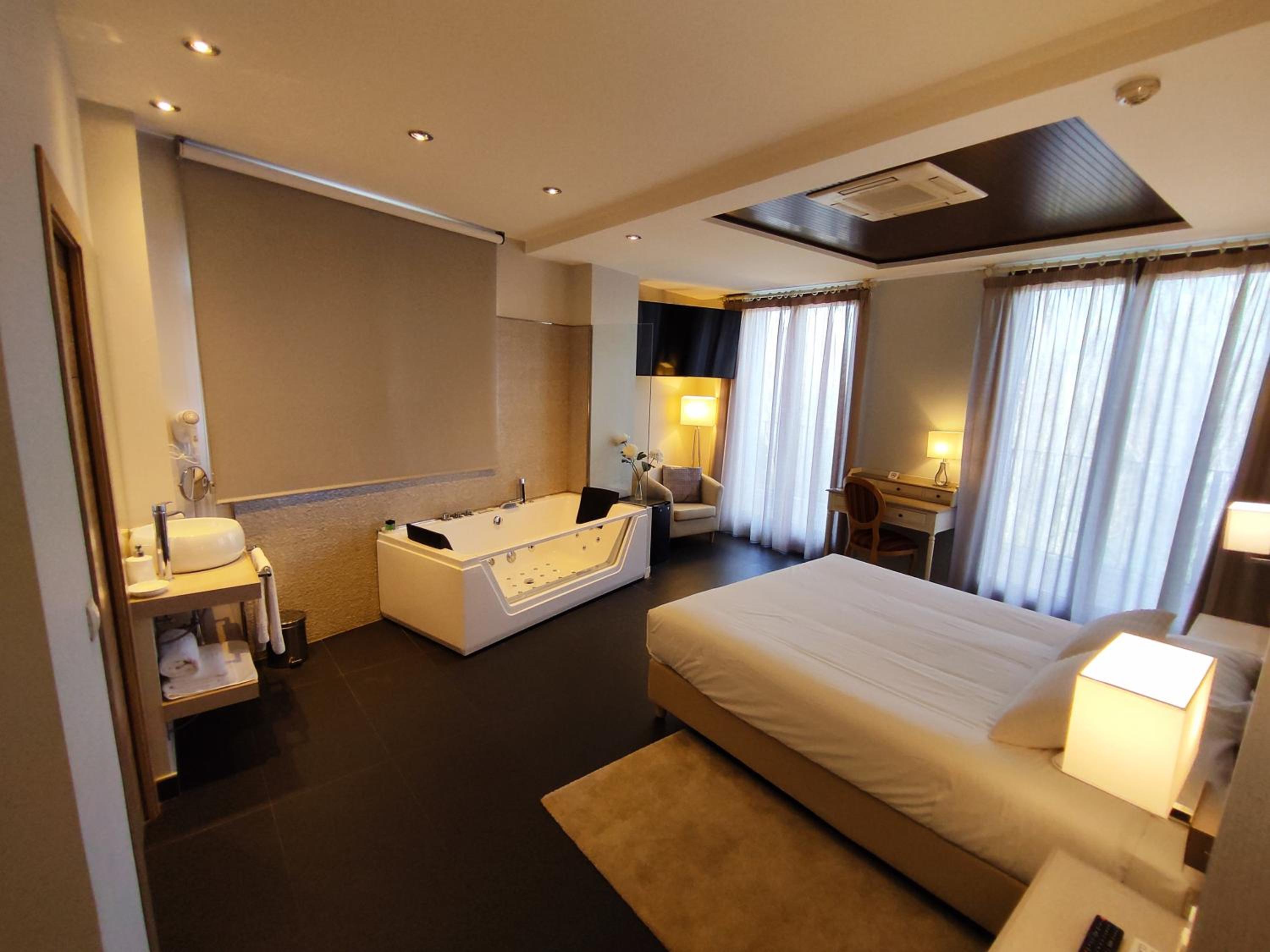Deluxe Double Room with Spa Bath