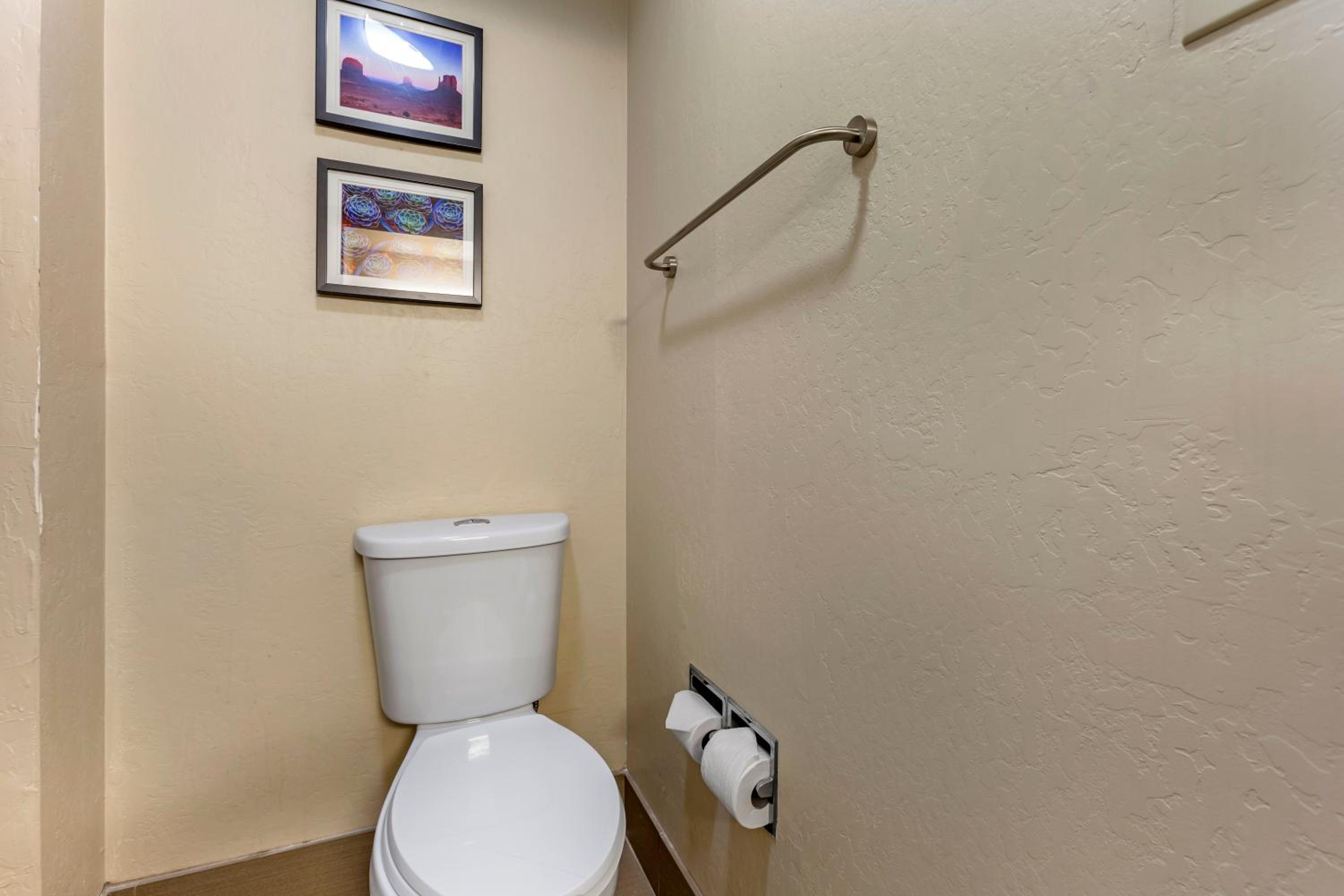 Deluxe King Suite with Sitting Area - Non-Smoking - Photo 3