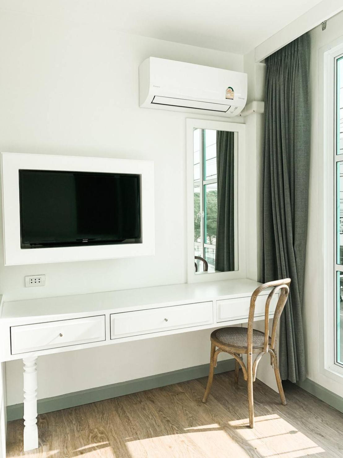 Queen Room with City View - Photo 4