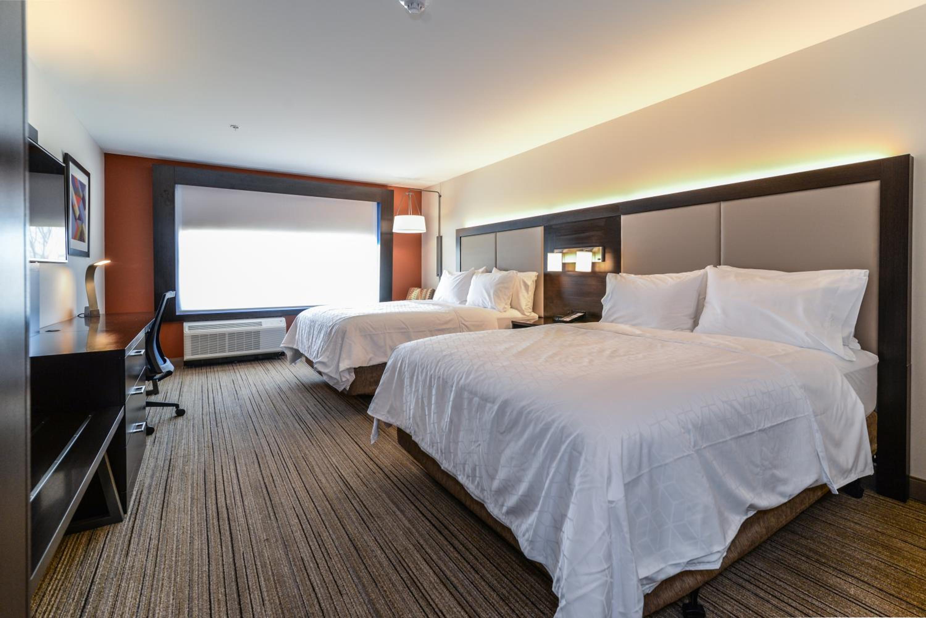 Standard Queen Room with Two Queen Beds photo 1