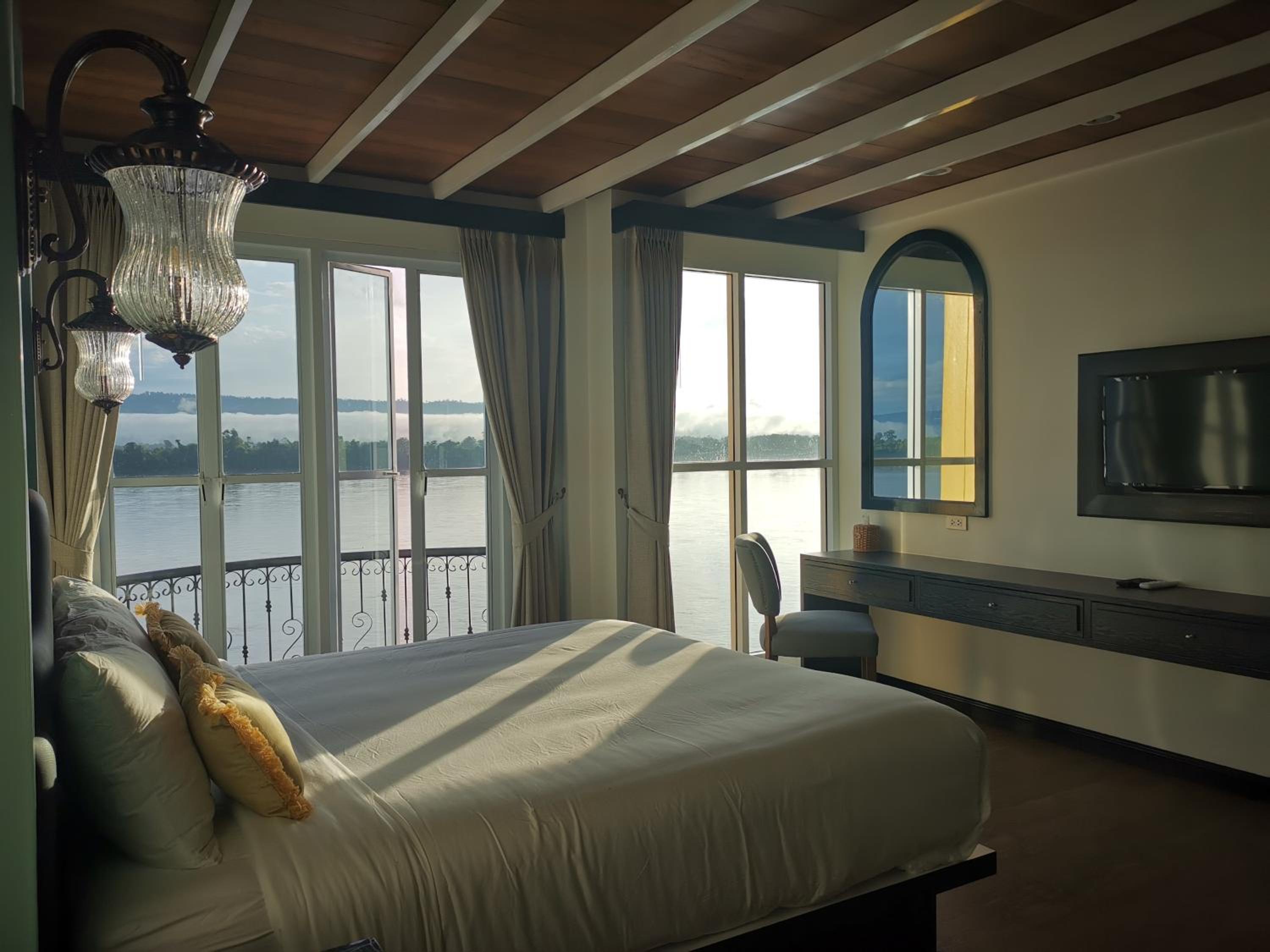 Deluxe King Room - Photo 8