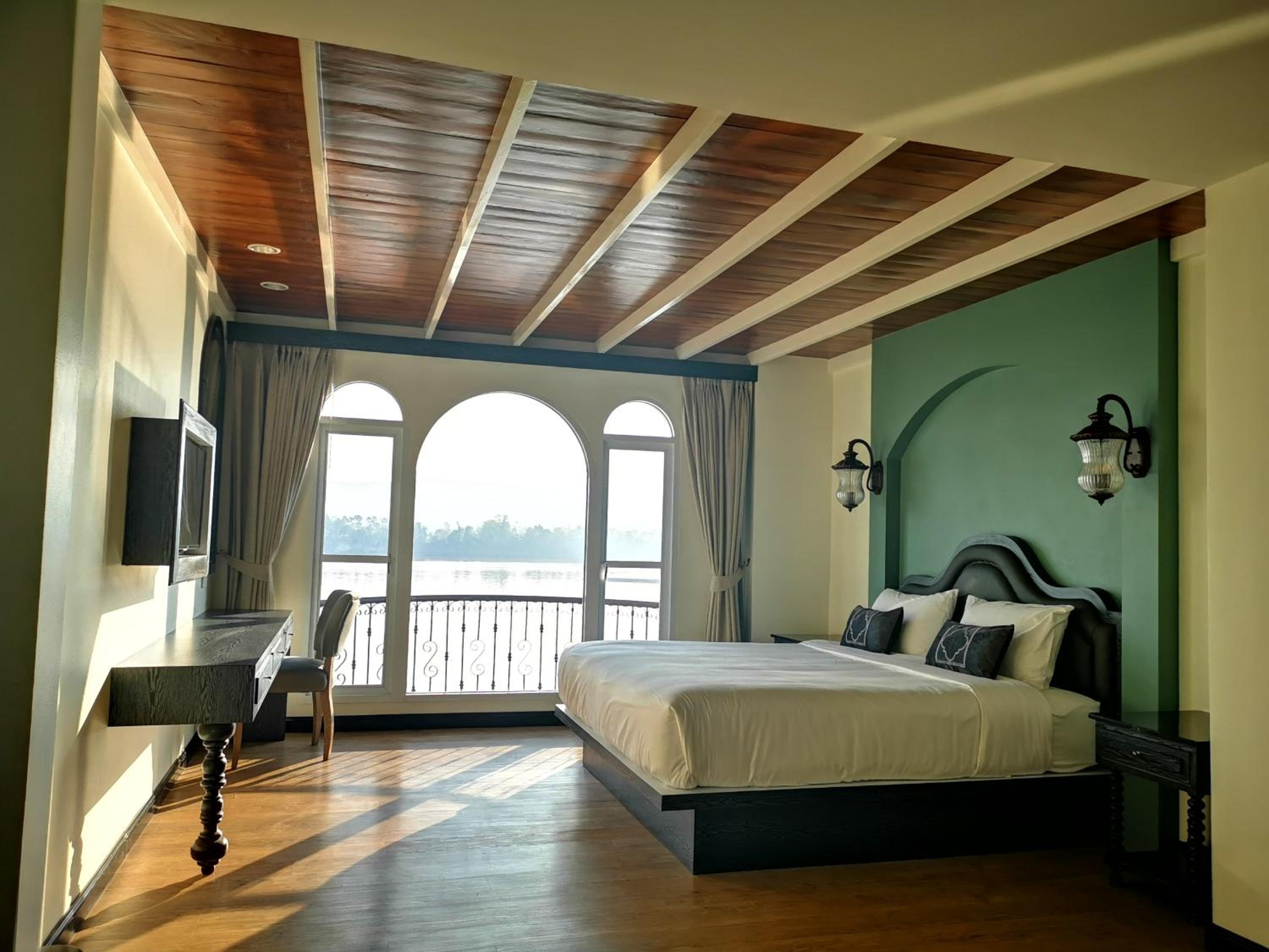 Deluxe King Room - Photo 2