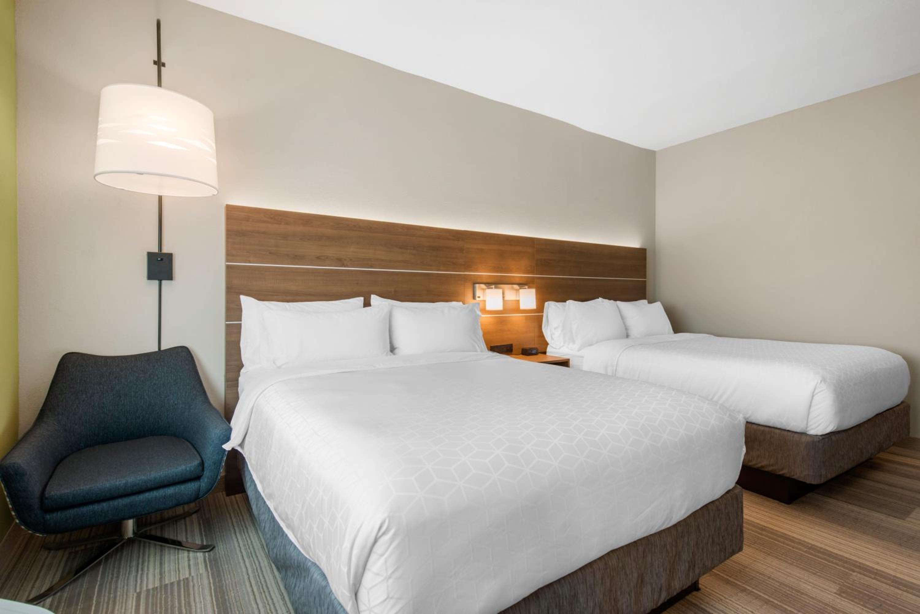 Standard Queen Room with Two Queen Beds - Photo 2