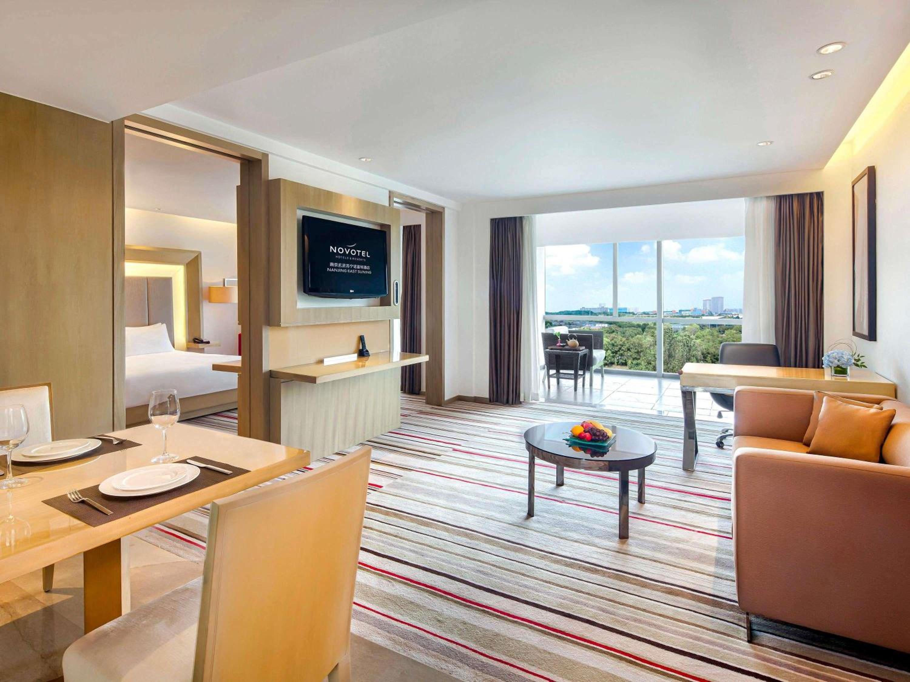 One-Bedroom Apartment with One King Bed