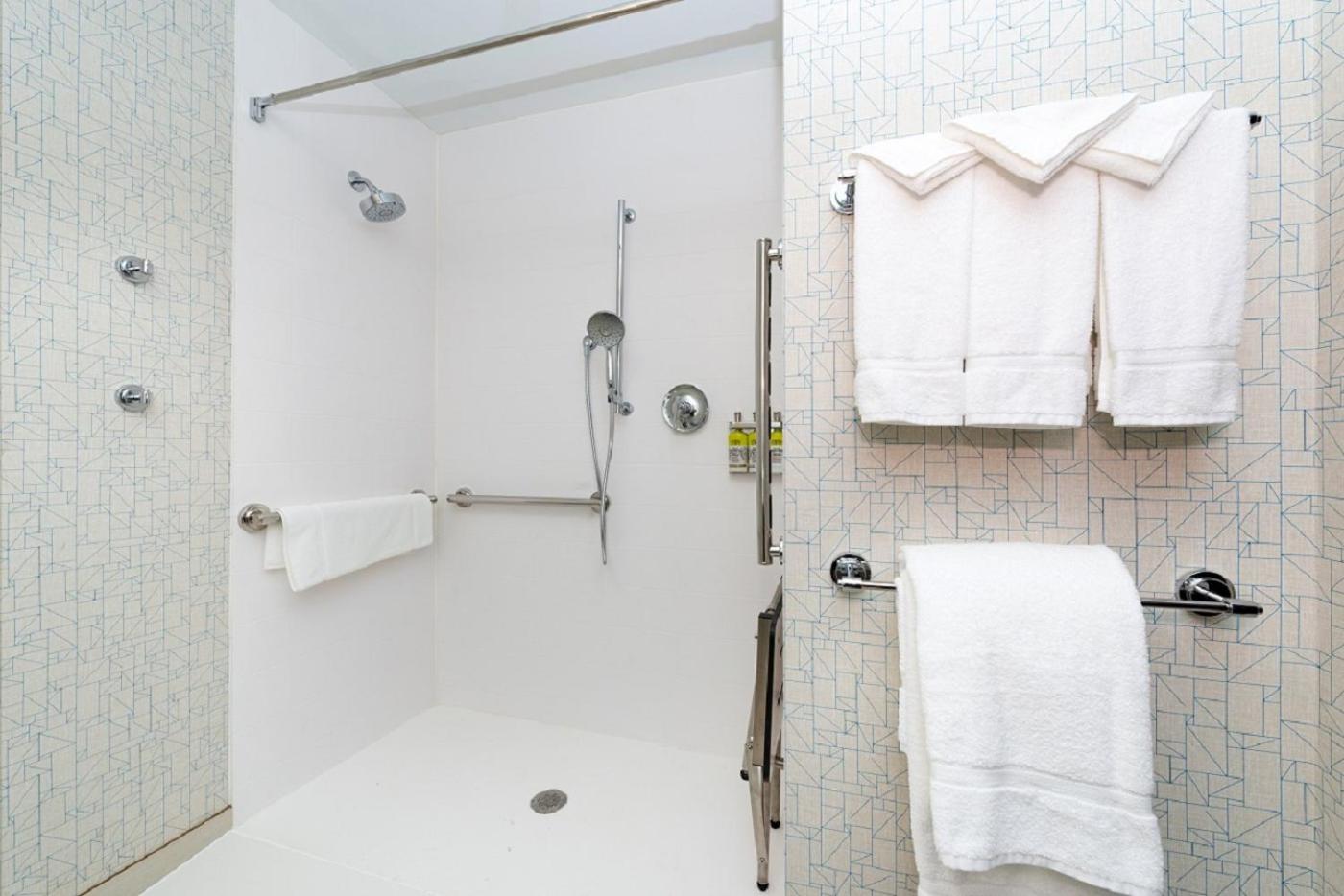 Standard Queen Room with Two Queen Beds and Mobility Accessible Tub - Photo 5
