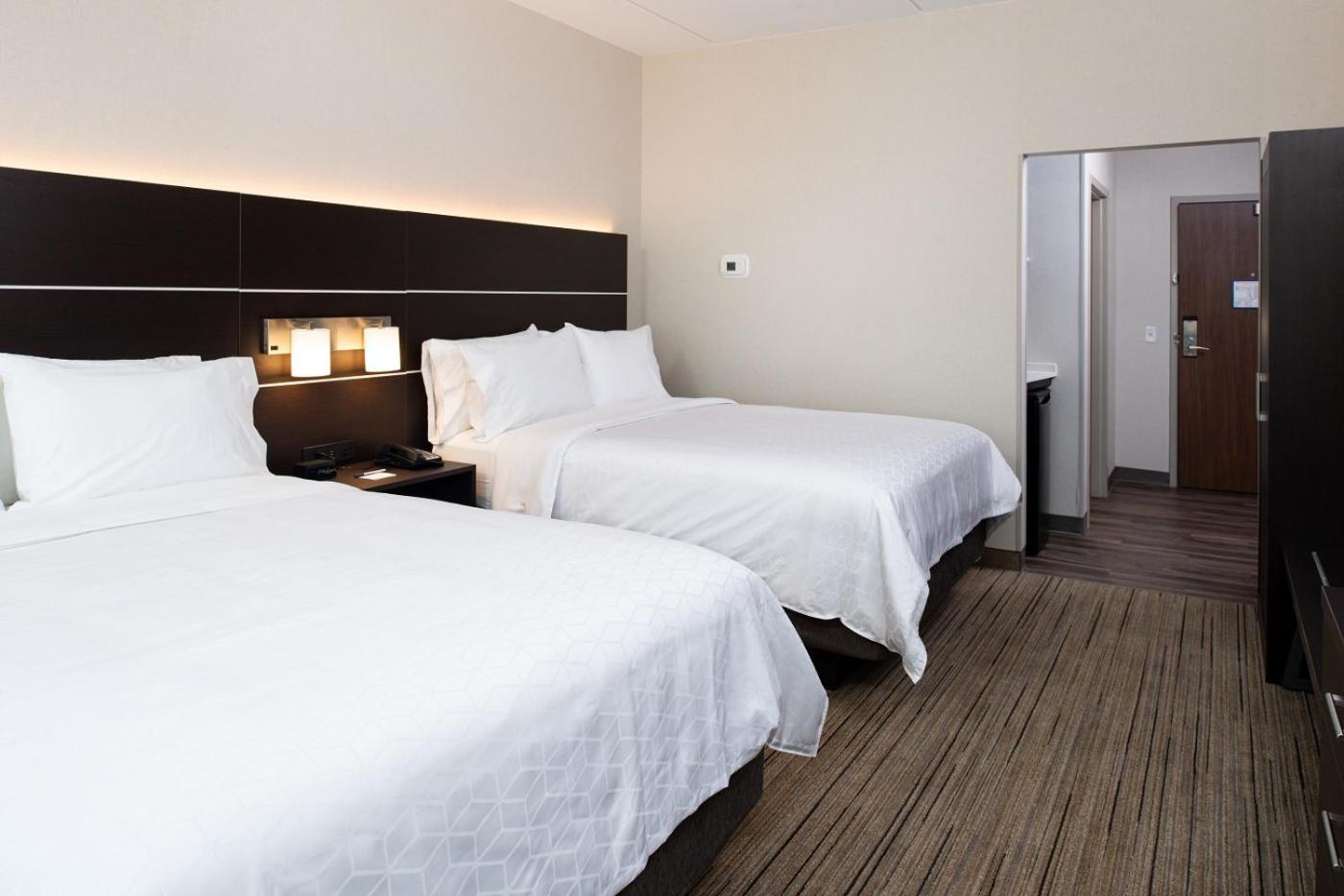 Standard Room with Two Queen Beds - Photo 2
