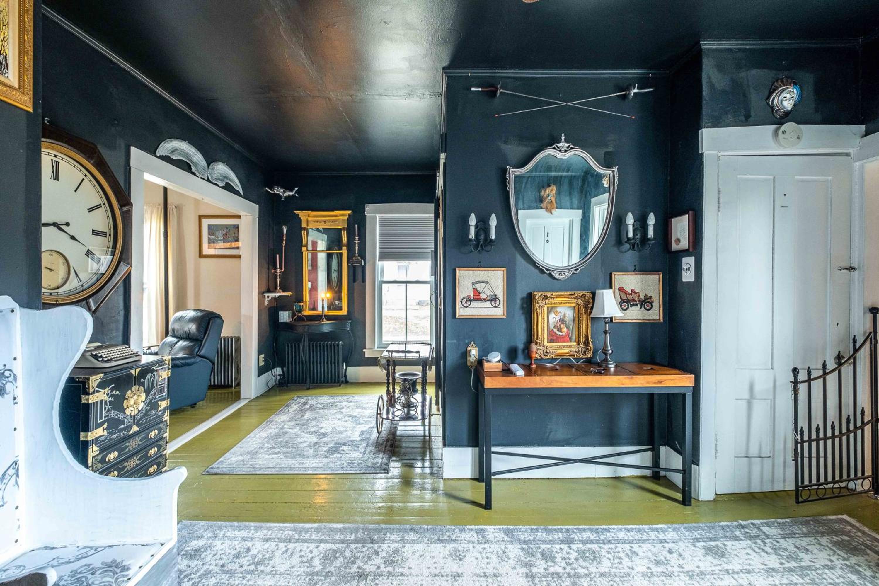 Eight-Bedroom House photo 1