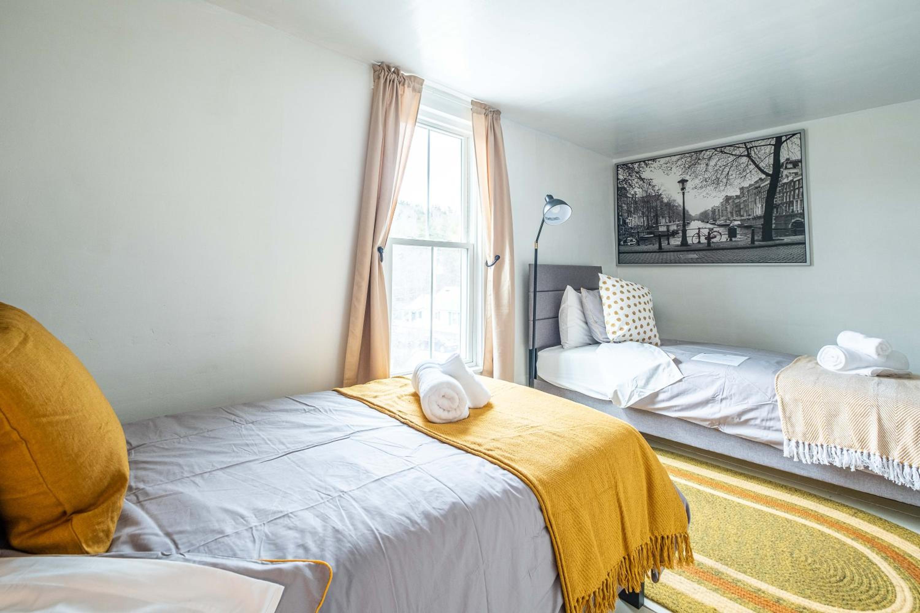 Eight-Bedroom House photo 3