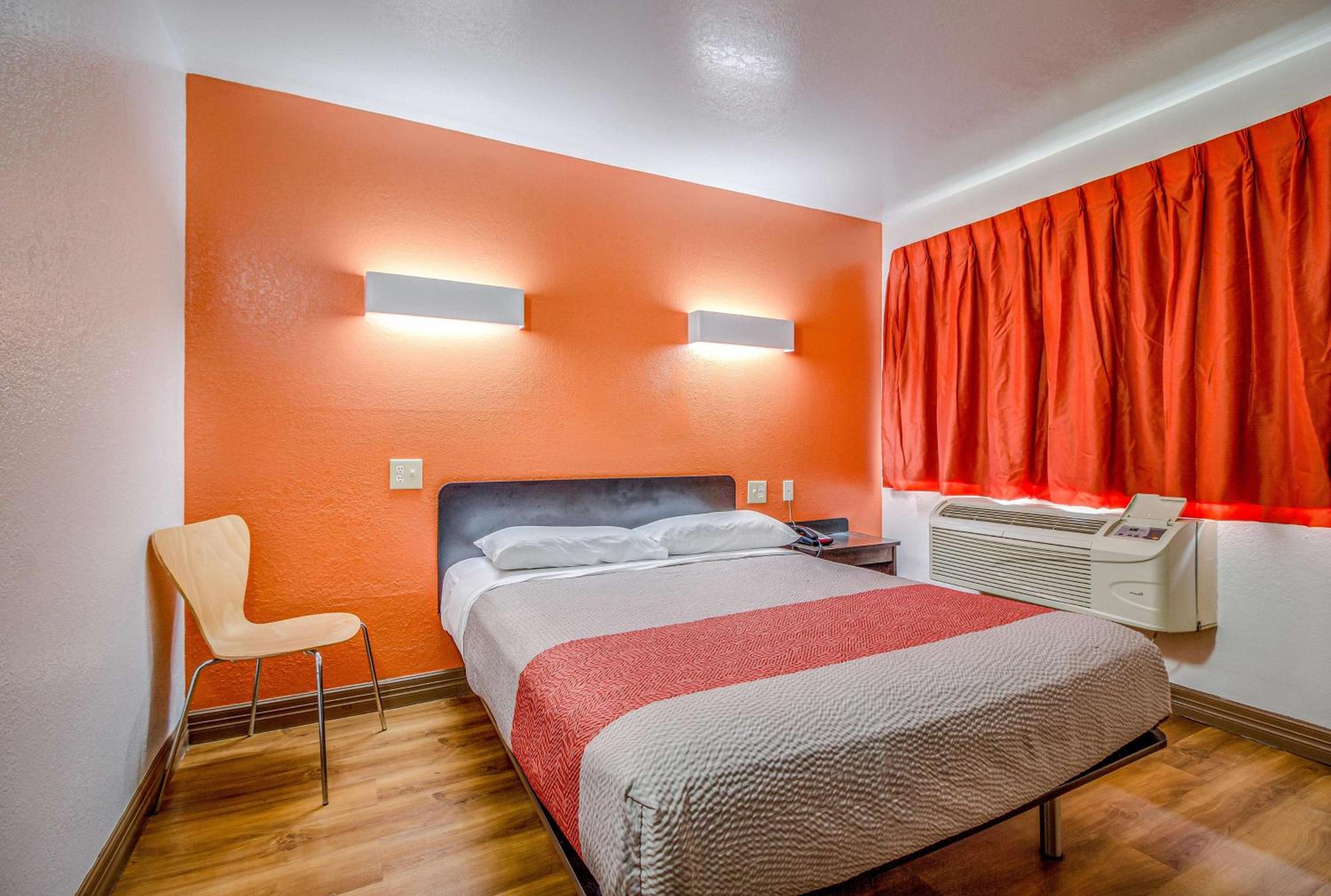 Deluxe Queen Room - Disability Access - Smoking photo 3