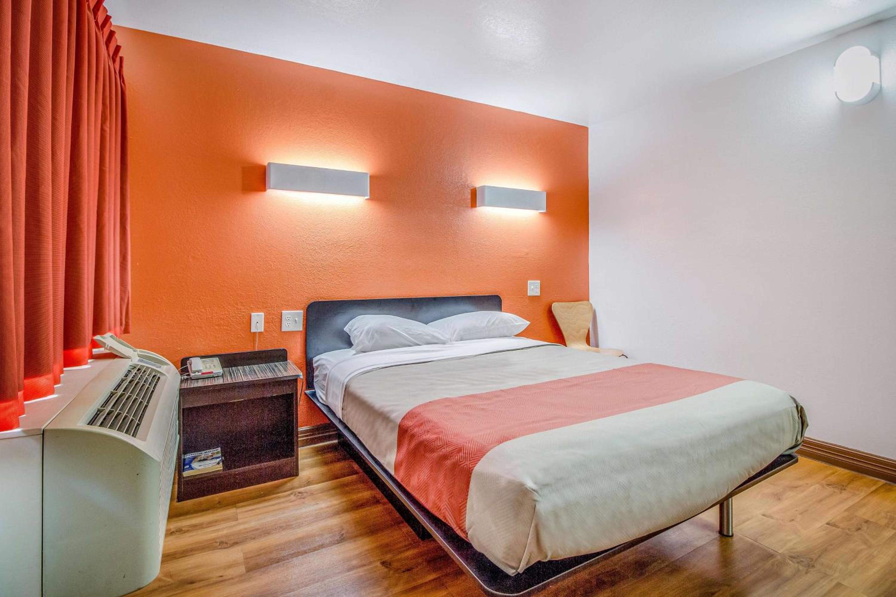 Deluxe Queen Room - Disability Access- Non-Smoking photo 2