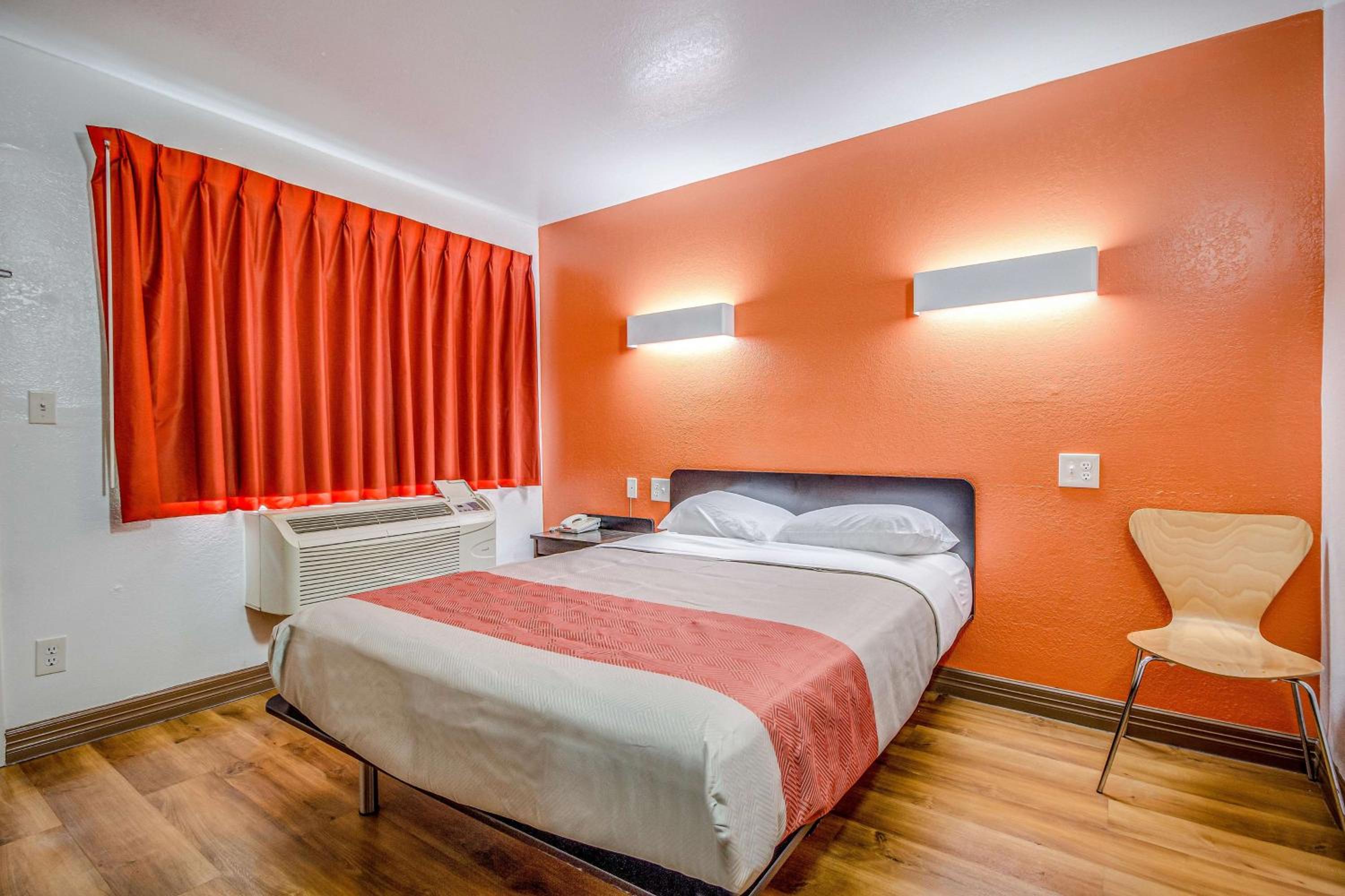 Deluxe Queen Room - Disability Access- Non-Smoking photo 3