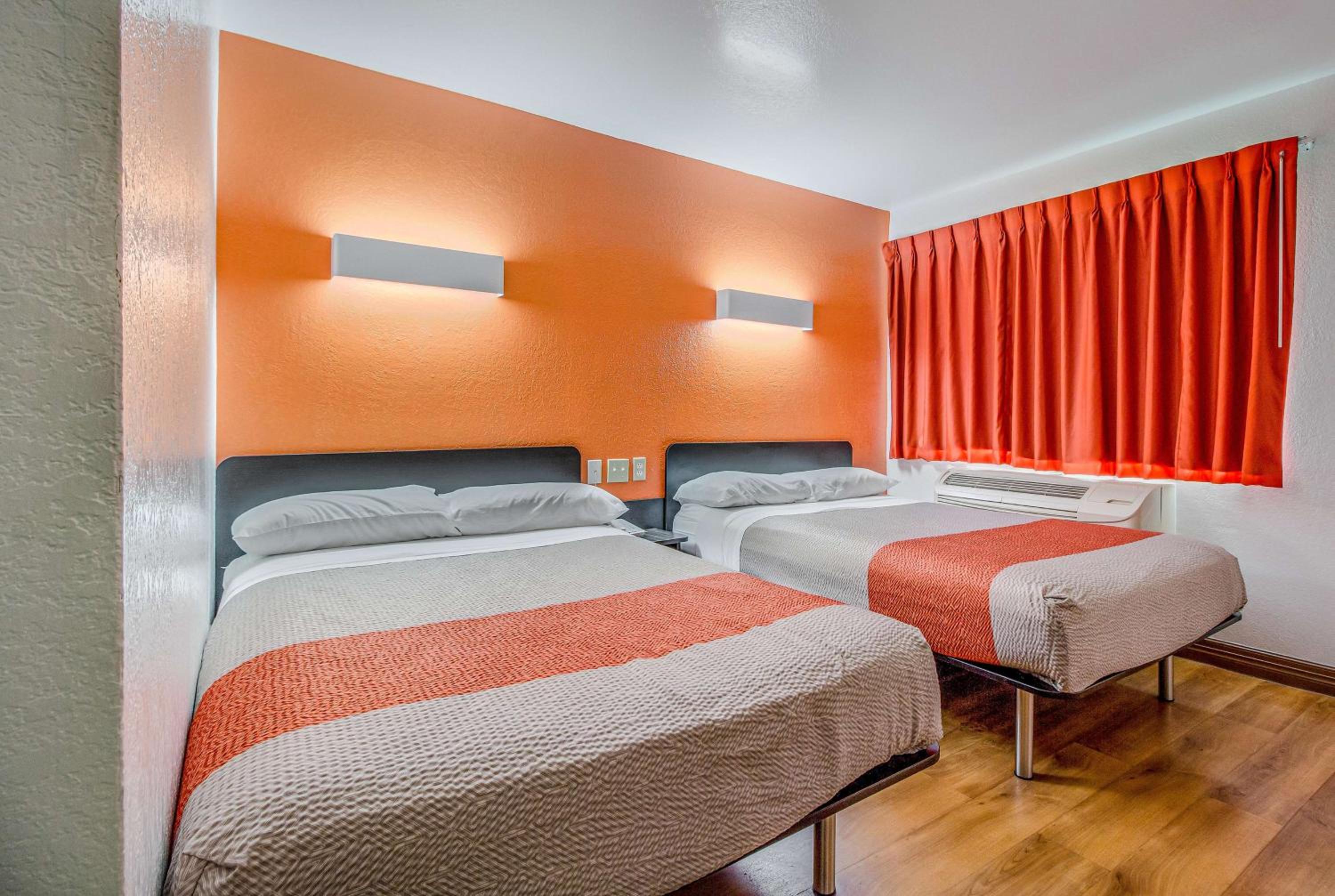 Two Double bed - Non-Smoking  - Photo 5
