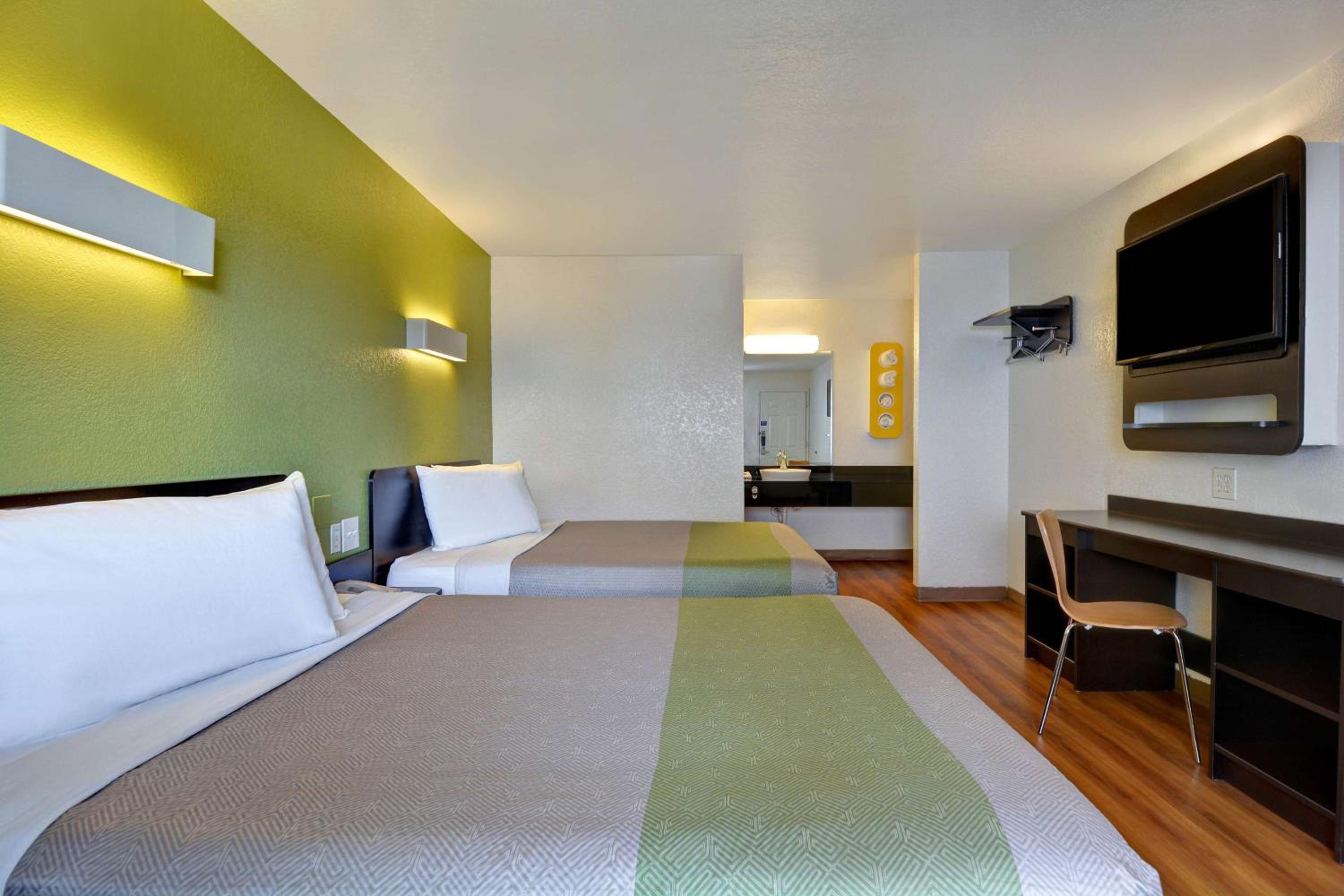 Queen Room with Two Queen Beds photo 3