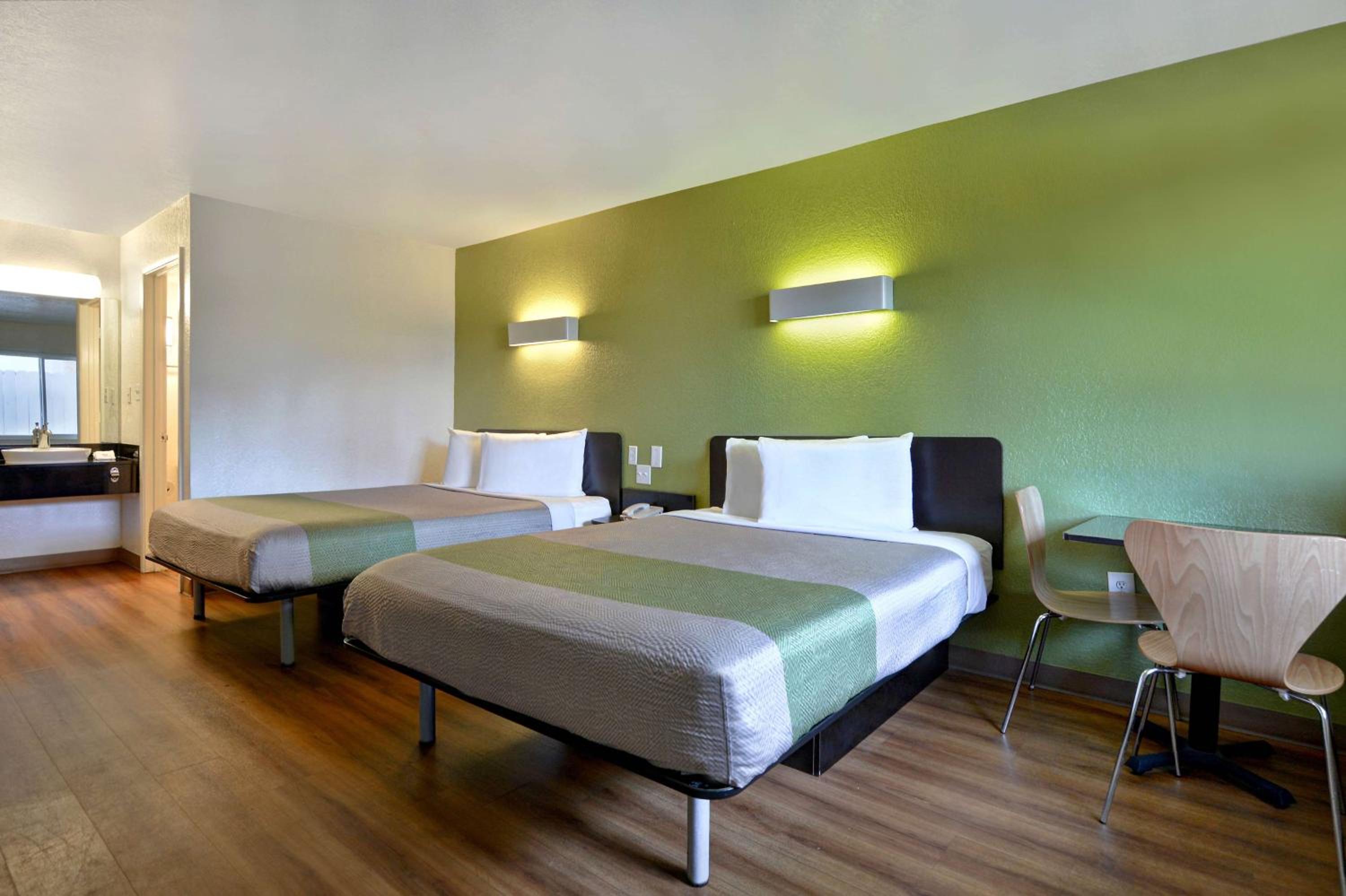 Queen Room with Two Queen Beds photo 2