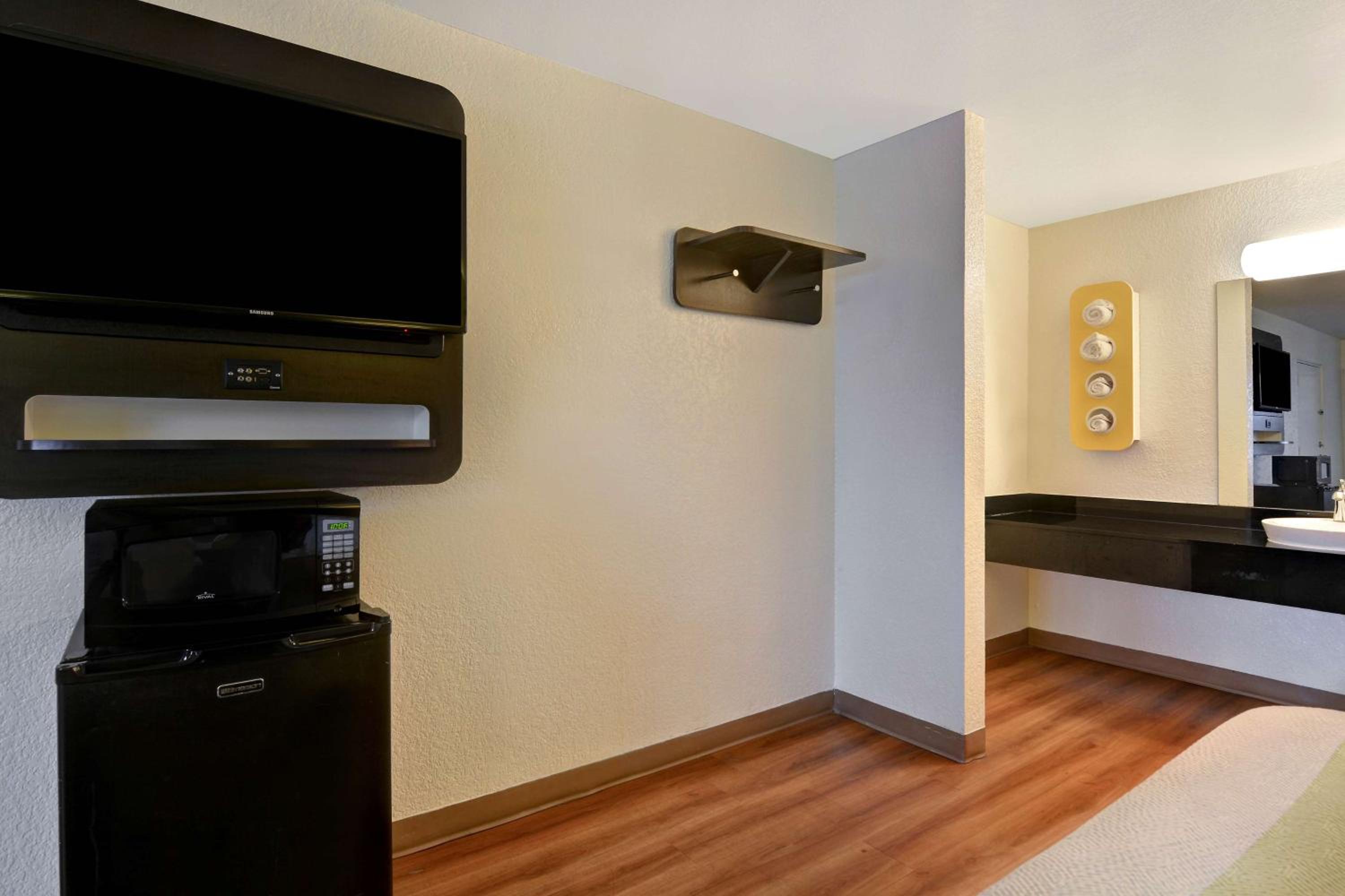 Queen Room with Two Queen Beds - Non-Smoking photo 2