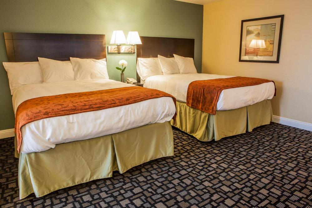 Standard Queen Room with Two Queen Beds - Photo 3