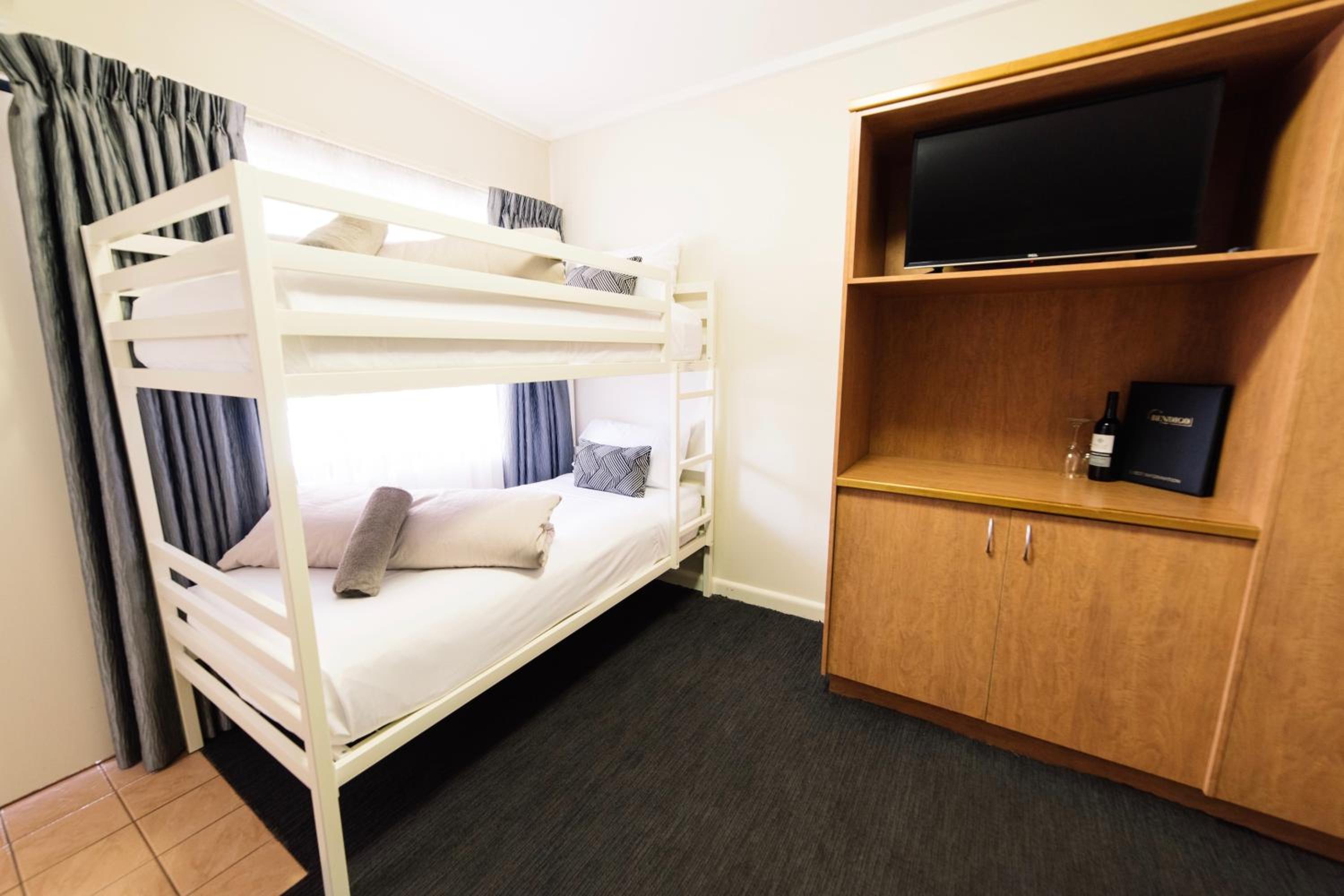 Triple Bunk room photo 1