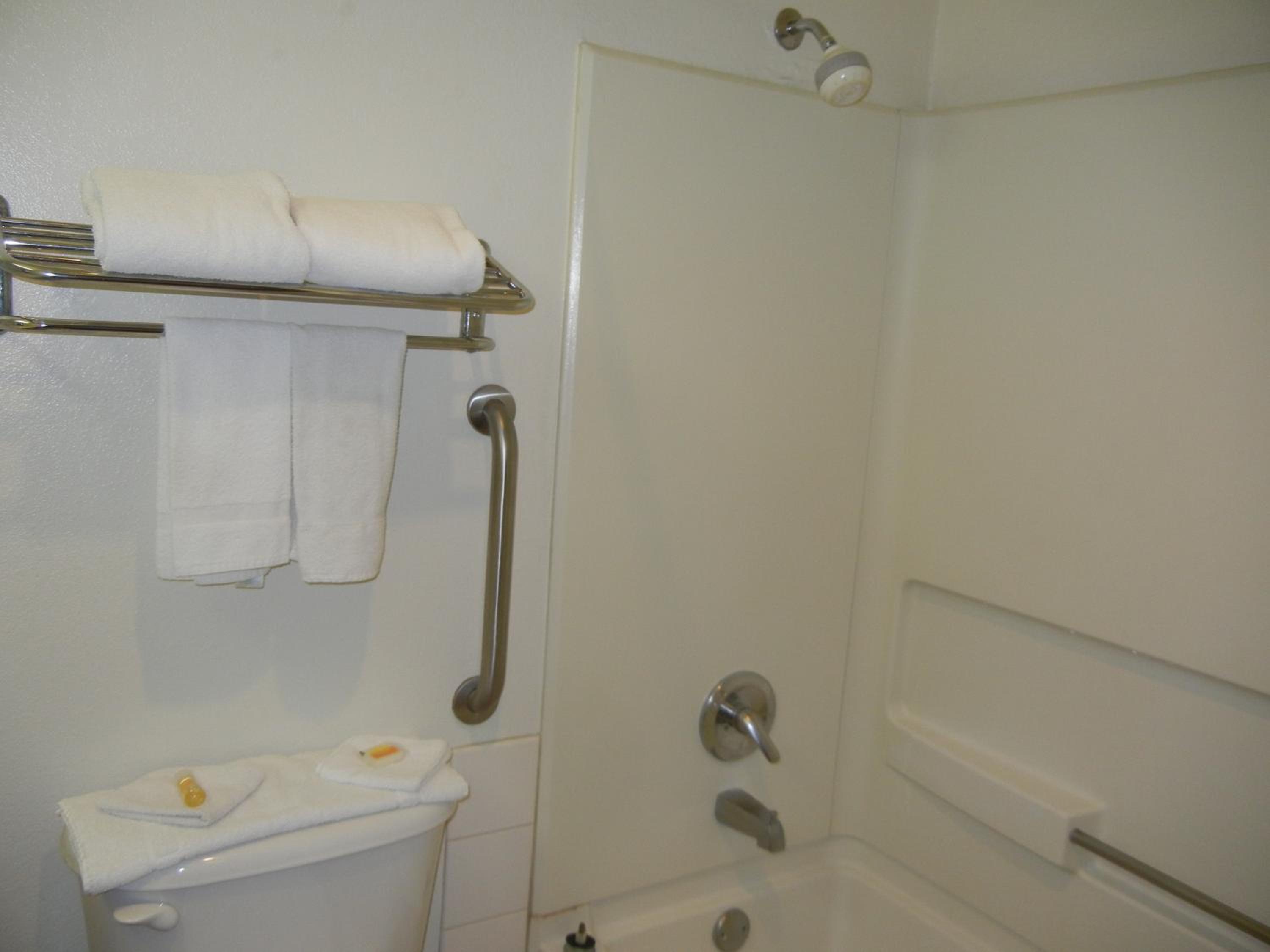 Queen Room with Two Queen Beds - Non-Smoking - Photo 5