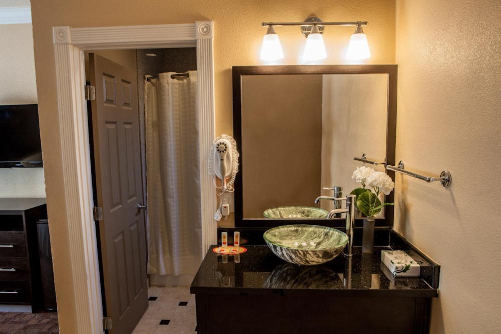Standard King Room - Photo 2