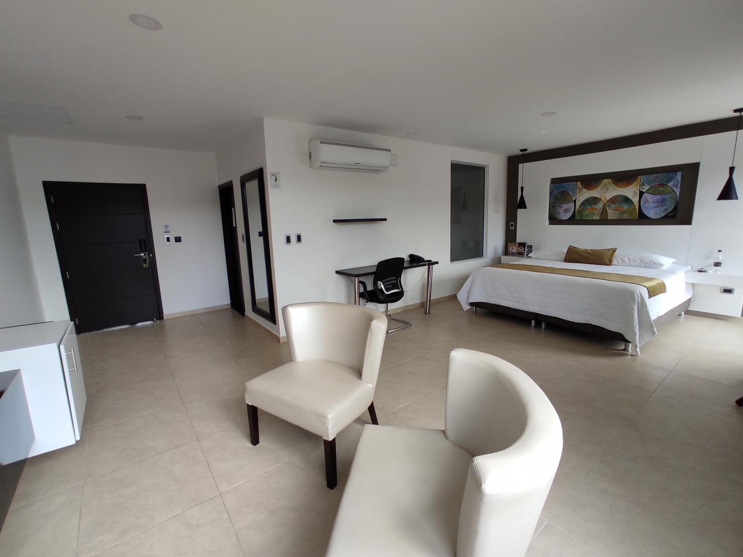 Suite - Photo 3