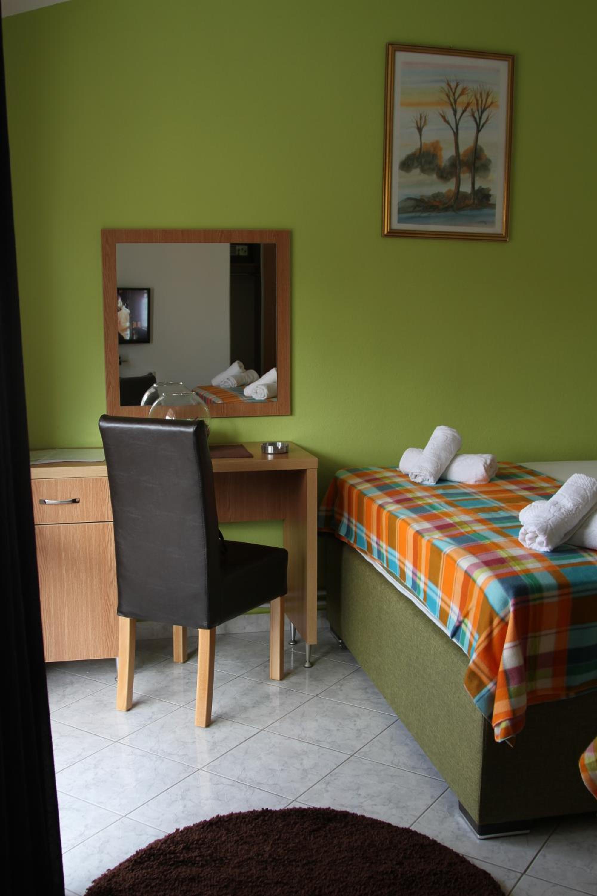 Comfort Quadruple Room with Balcony and Garden View photo 3