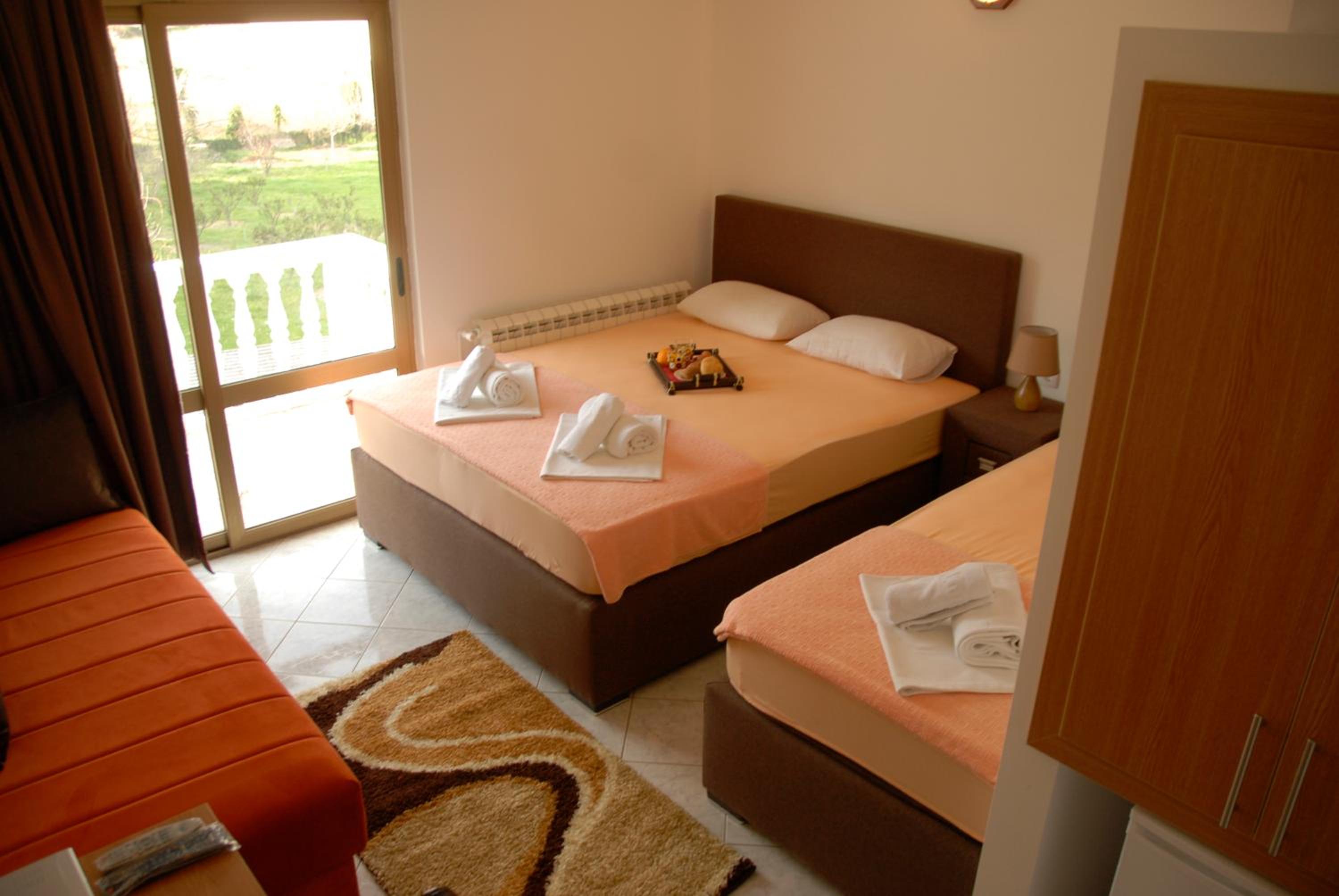 Superior Triple Room with Balcony and Garden View - Photo 14