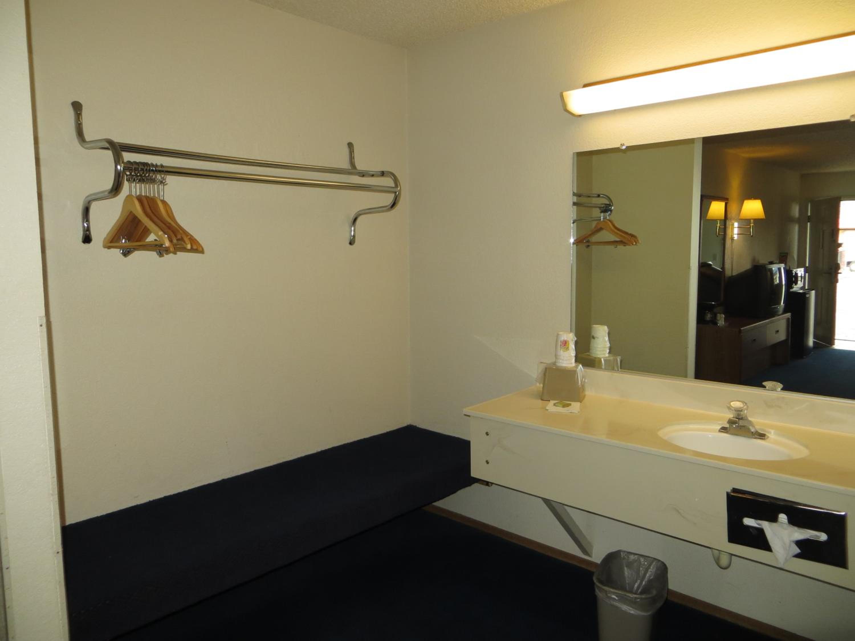 King Room - Non-Smoking photo 3