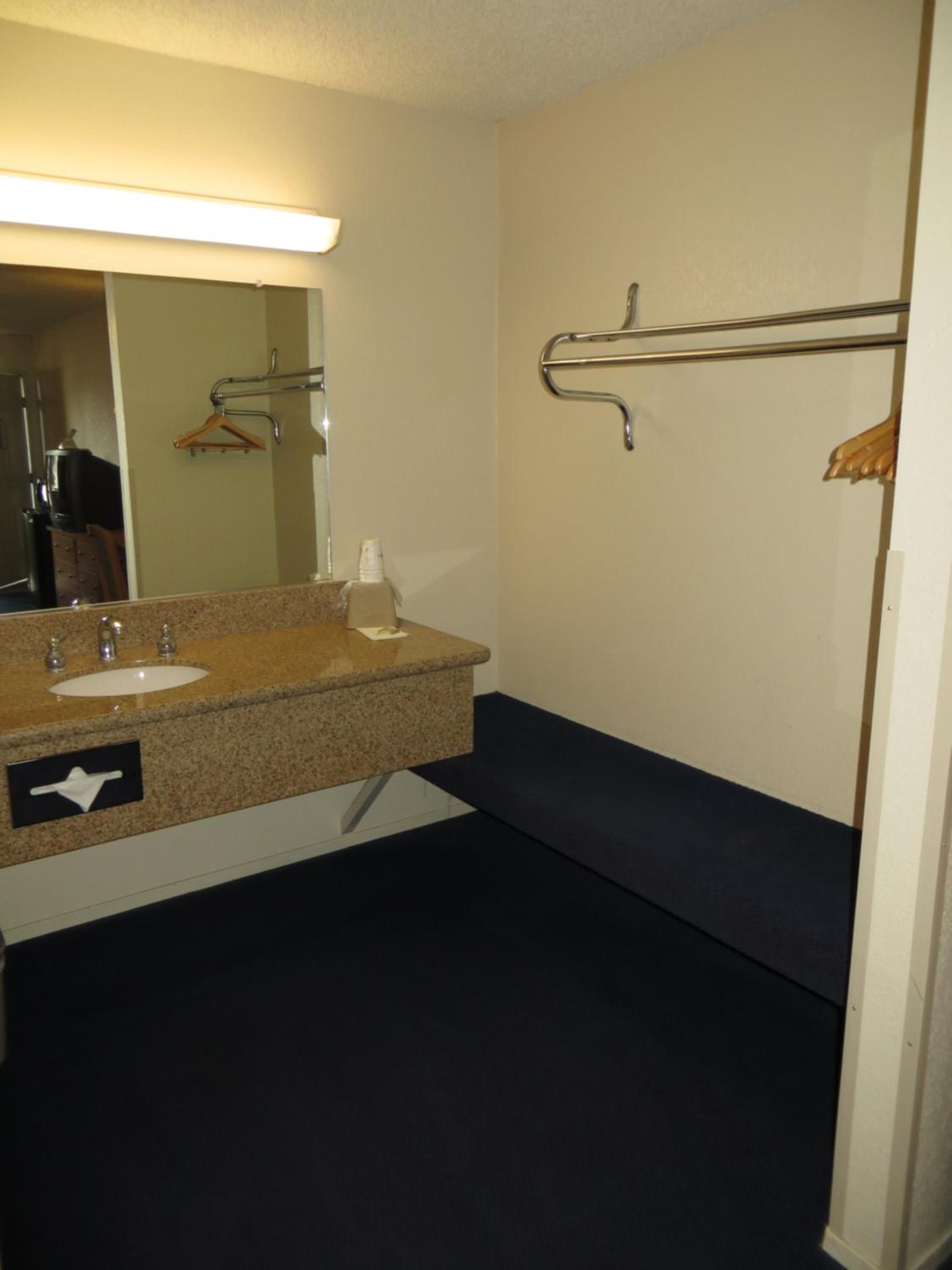 Queen Room with Mobility/Hearing Access - Non-Smoking photo 3