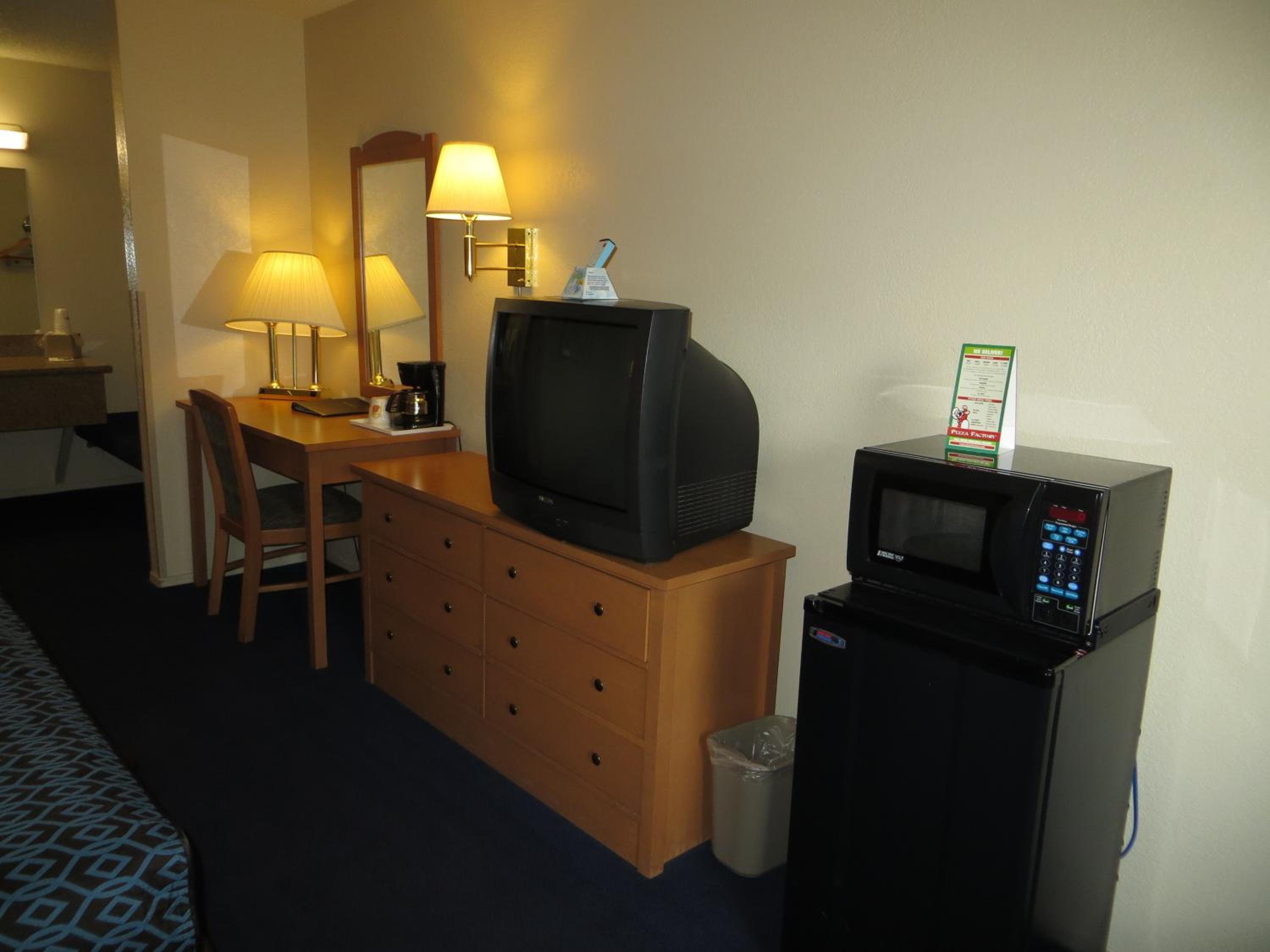 Queen Room with Two Queen Beds - Non-Smoking photo 2