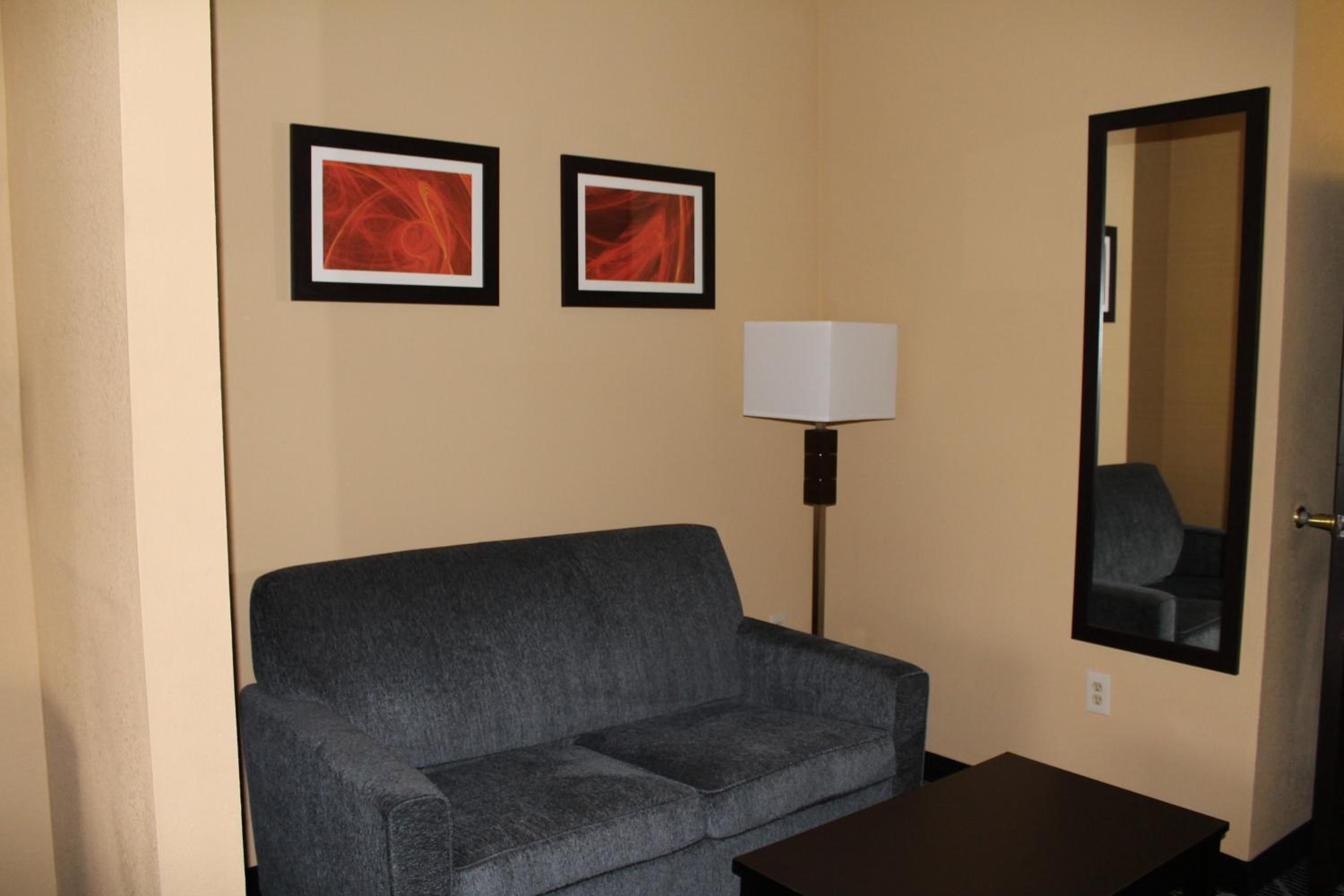 King Suite - Non-Smoking photo 3