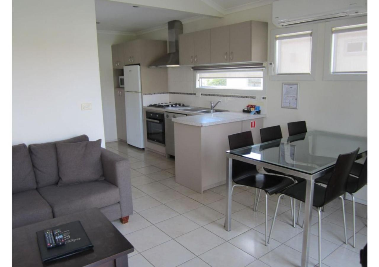 Deluxe 2 Bedroom Cabin - Sleeps 4 - Photo 3