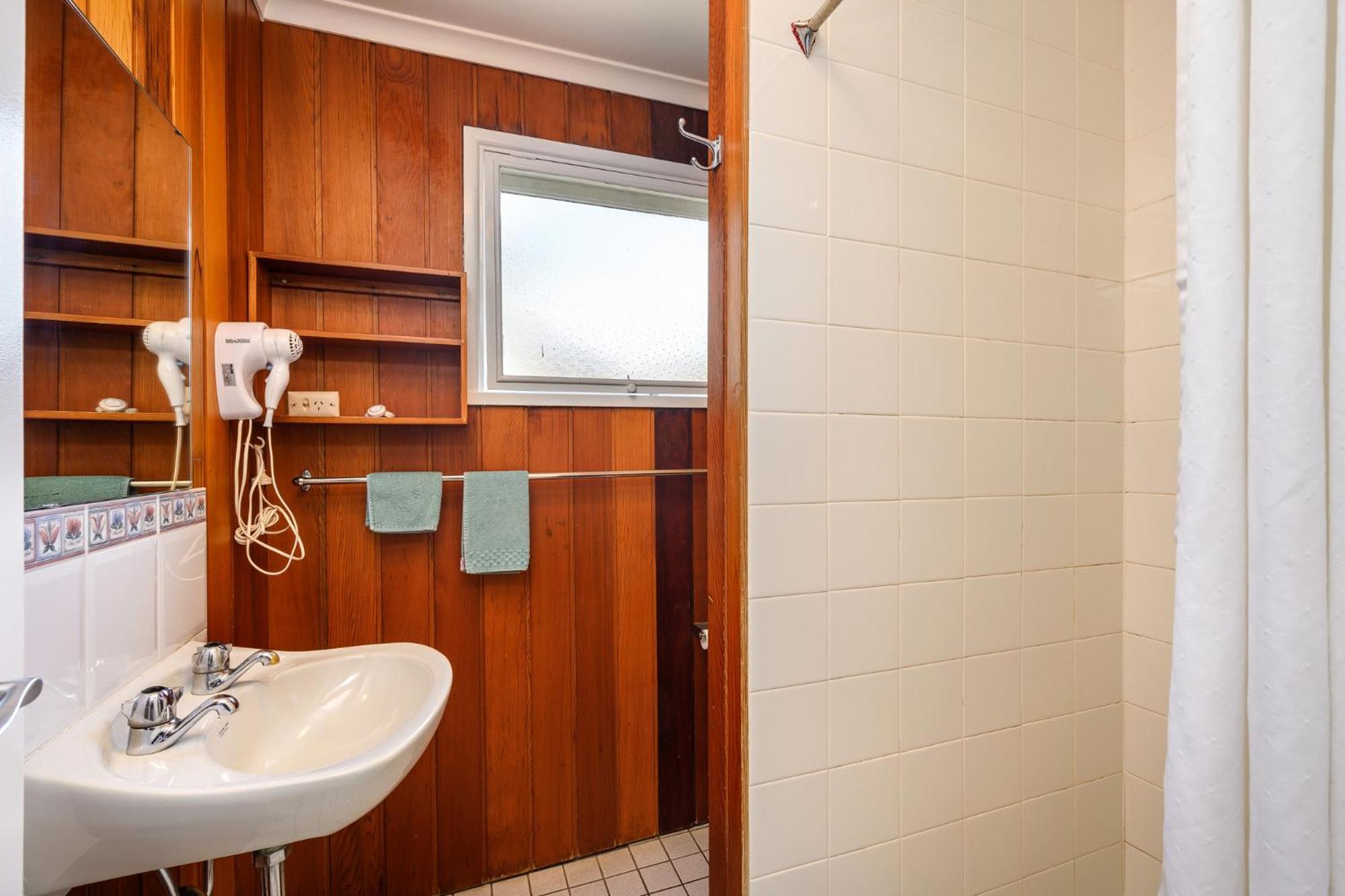 One-Bedroom Apartment (2 Adults) - Summer photo 3