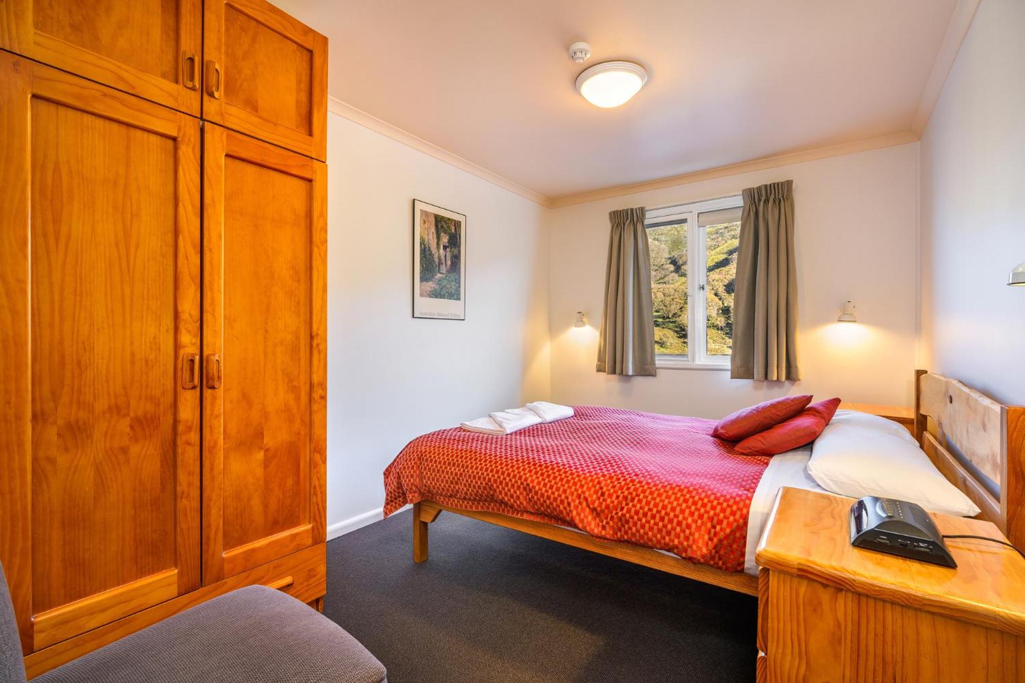 One-Bedroom Apartment (Sleeps 4) - Summer photo 2