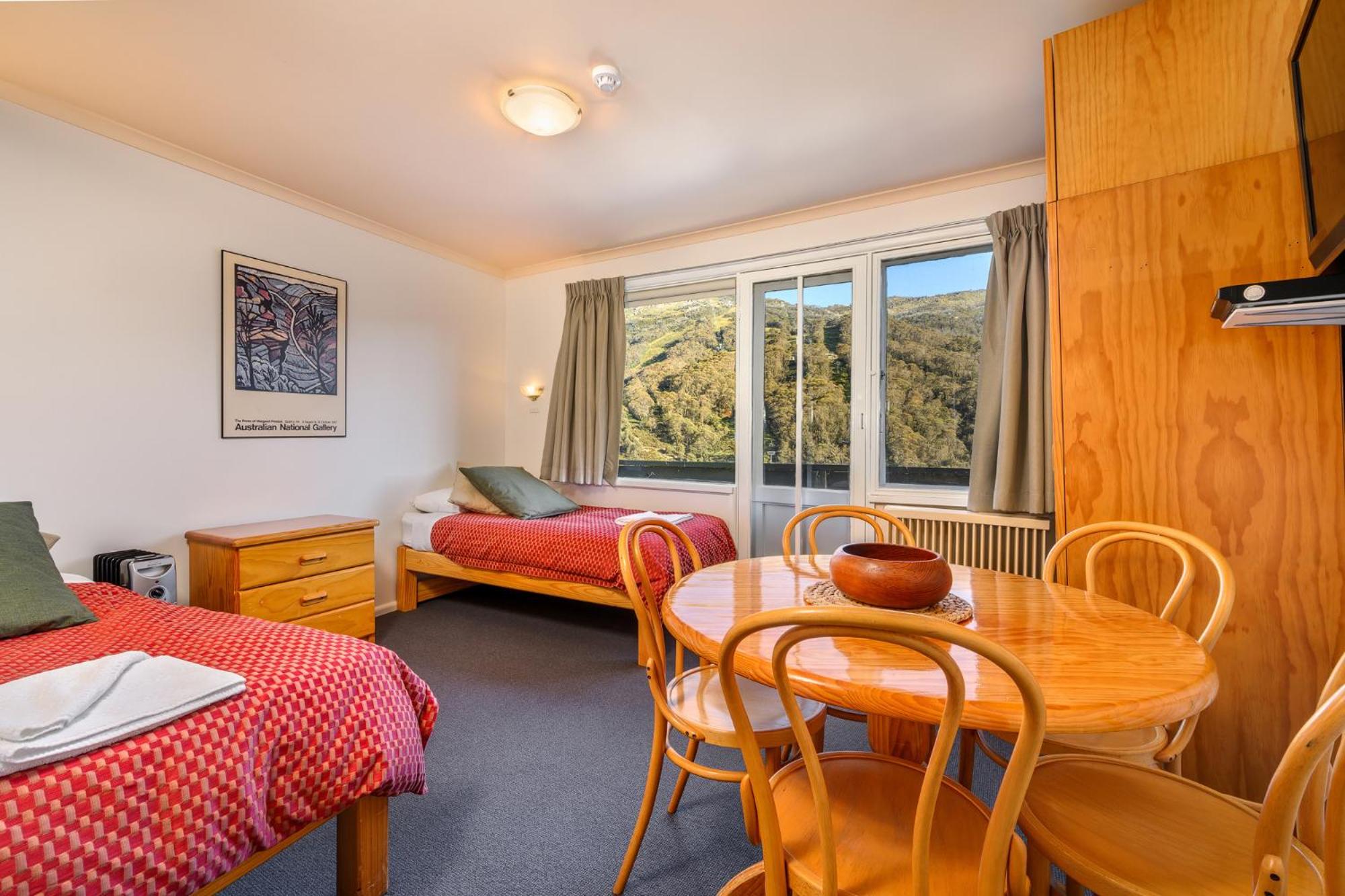 One-Bedroom Apartment (Sleeps 4) - Summer photo 3