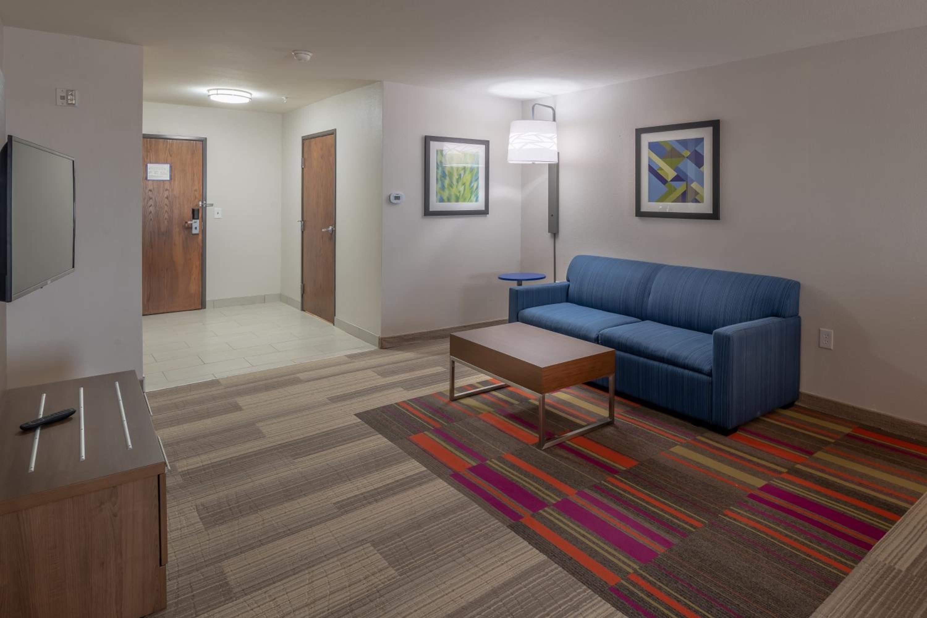 Two-Bedroom Suite photo 2