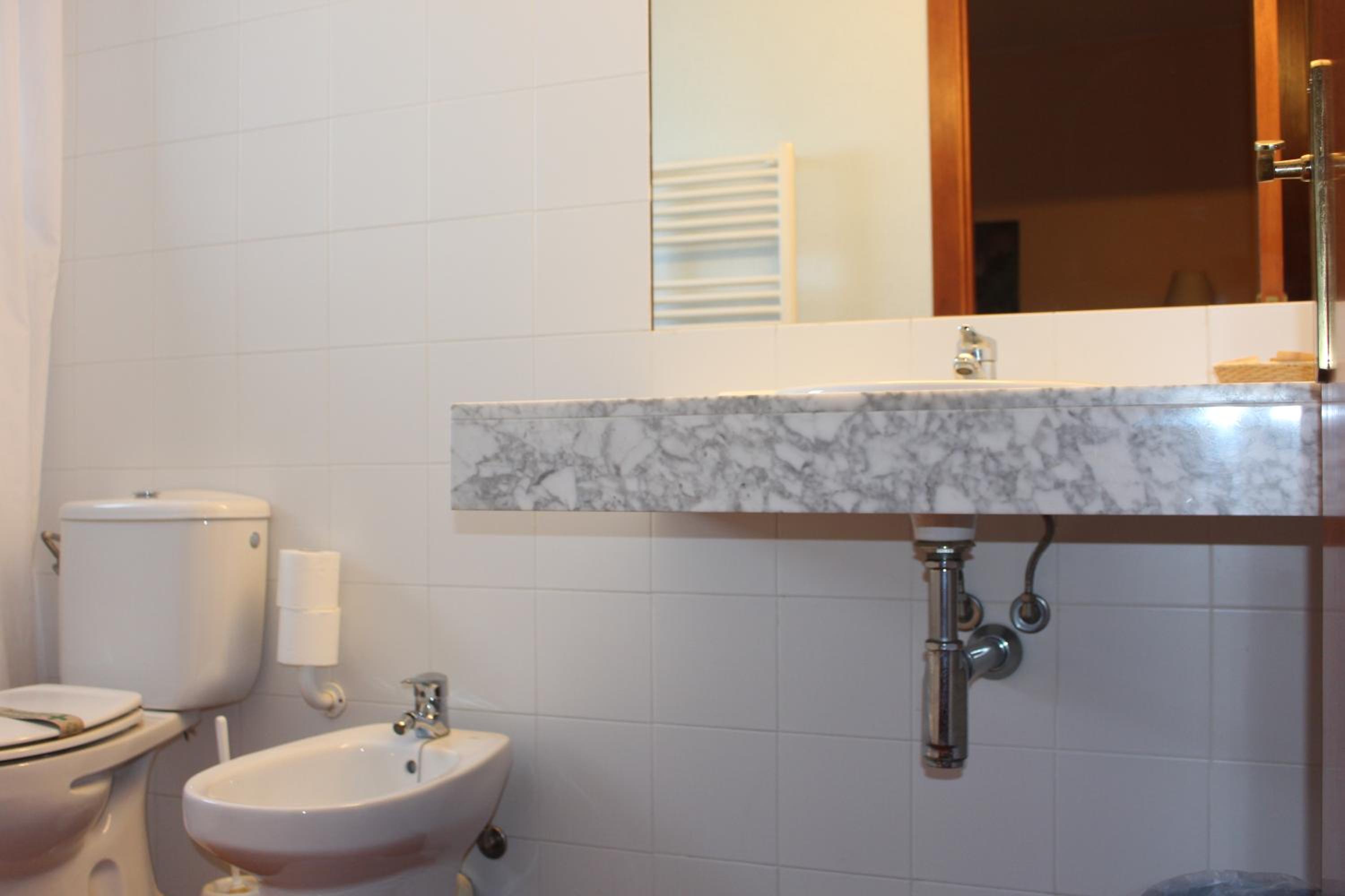 Standard Queen Room - Photo 6